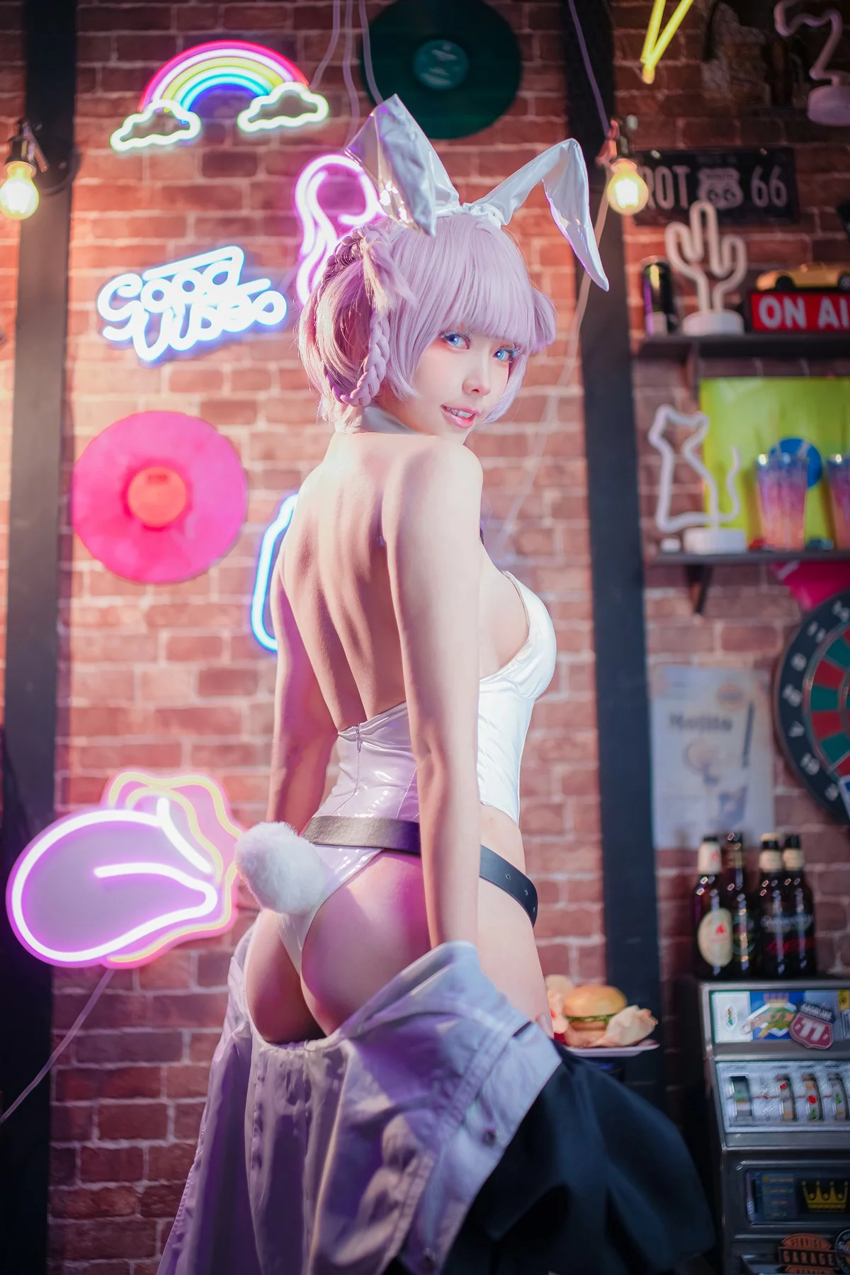 Coser妹子Ely_eee-Nazuna主题性感皮质内衣+白色高叉连体衣惹火诱惑写真40P