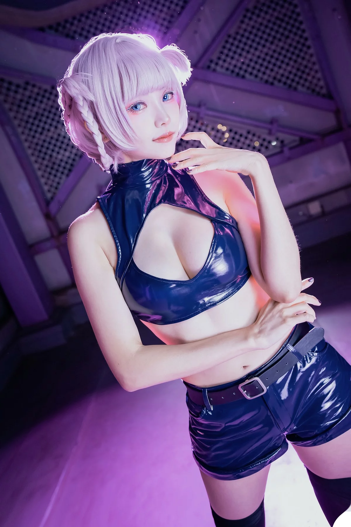 Coser妹子Ely_eee-Nazuna主题性感皮质内衣+白色高叉连体衣惹火诱惑写真40P