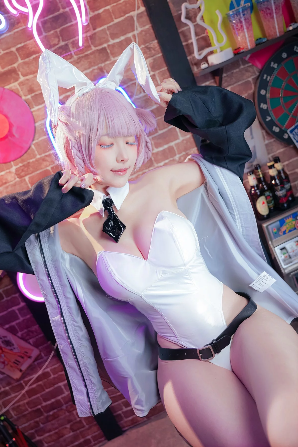 Coser妹子Ely_eee-Nazuna主题性感皮质内衣+白色高叉连体衣惹火诱惑写真40P