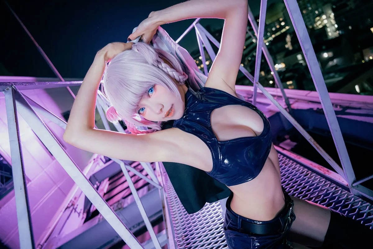 Coser妹子Ely_eee-Nazuna主题性感皮质内衣+白色高叉连体衣惹火诱惑写真40P