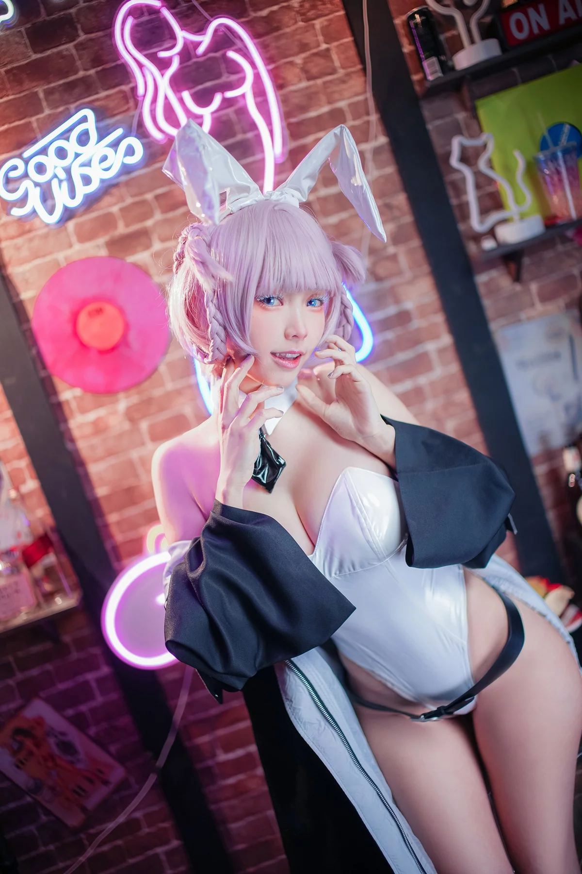 Coser妹子Ely_eee-Nazuna主题性感皮质内衣+白色高叉连体衣惹火诱惑写真40P