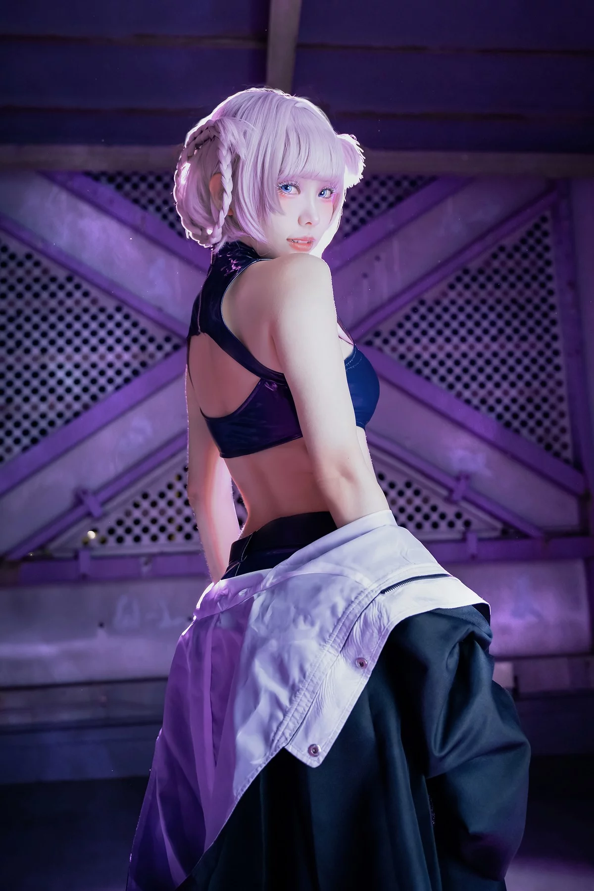 Coser妹子Ely_eee-Nazuna主题性感皮质内衣+白色高叉连体衣惹火诱惑写真40P