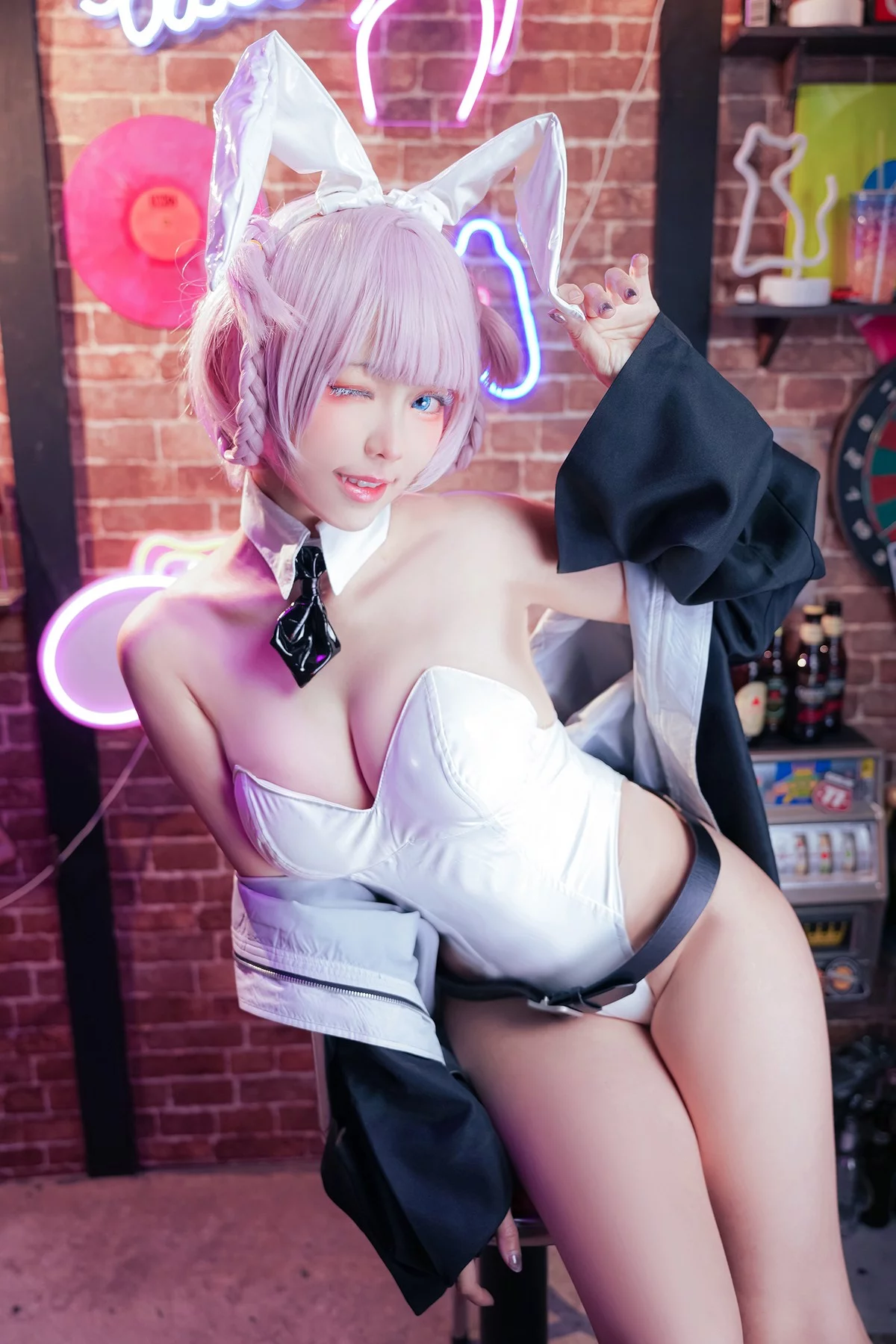 Coser妹子Ely_eee-Nazuna主题性感皮质内衣+白色高叉连体衣惹火诱惑写真40P