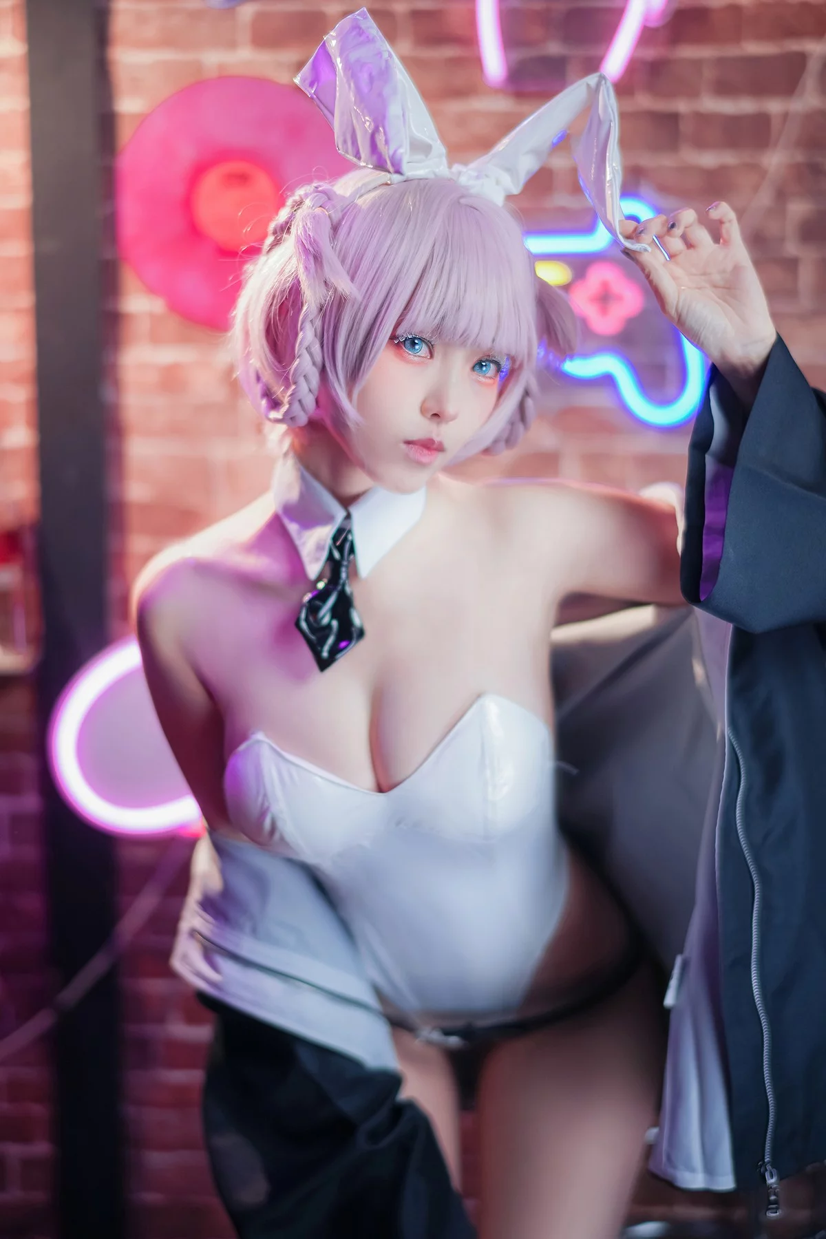 Coser妹子Ely_eee-Nazuna主题性感皮质内衣+白色高叉连体衣惹火诱惑写真40P