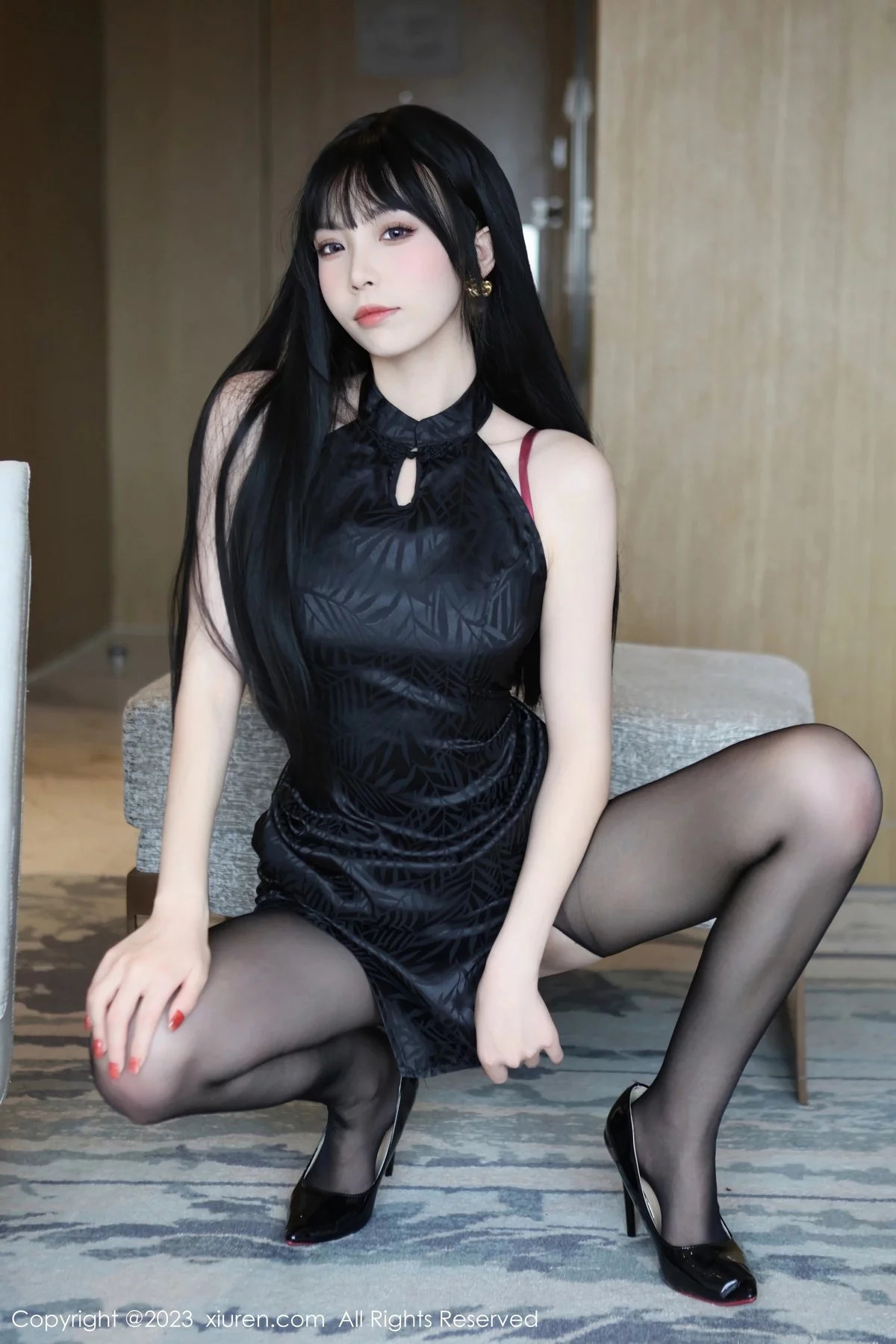 XiuRen第6666期_模特江七七脱深色旗袍露性感暗红蕾丝内衣配开档黑丝诱惑写真86P