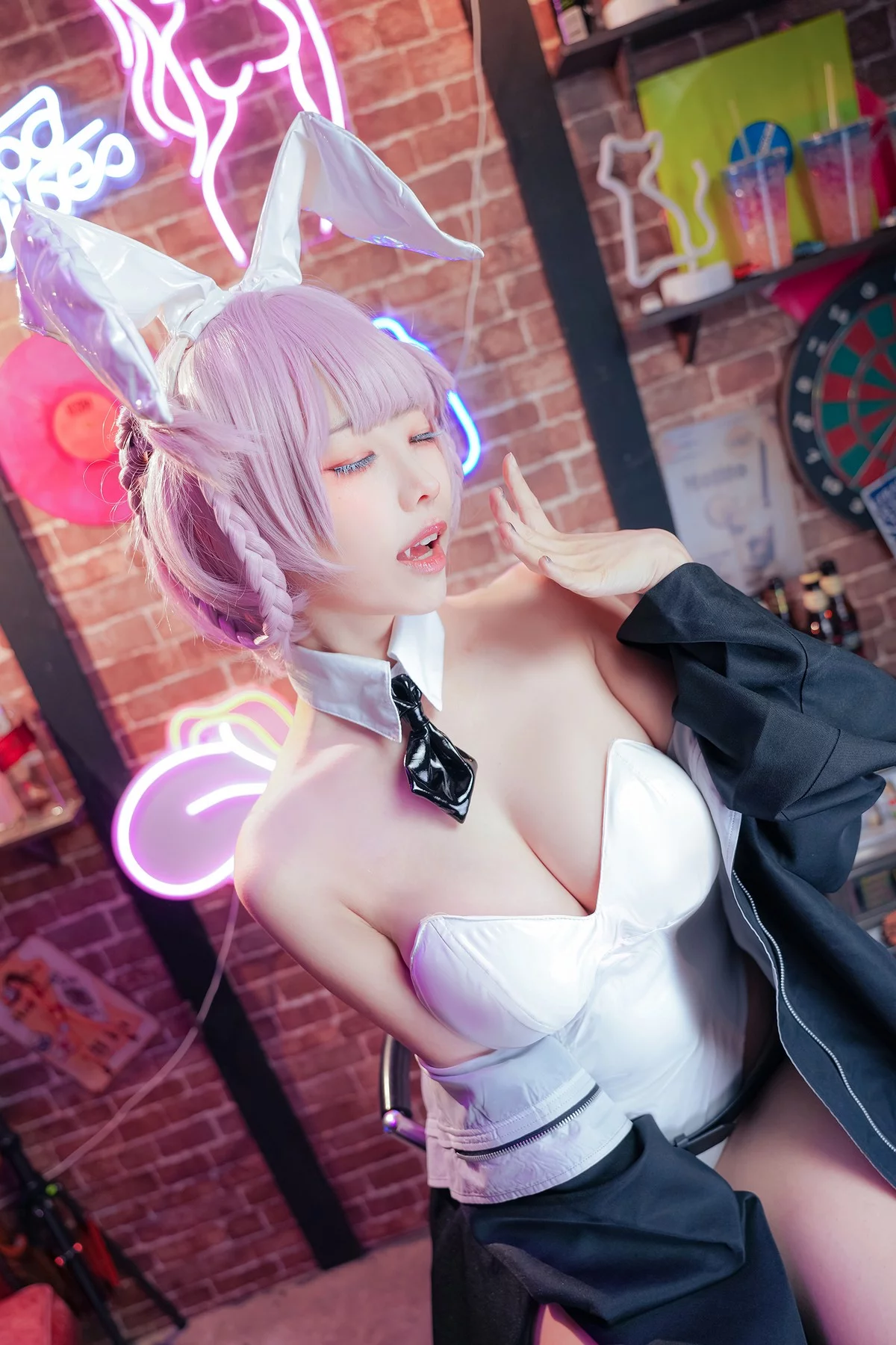 Coser妹子Ely_eee-Nazuna主题性感皮质内衣+白色高叉连体衣惹火诱惑写真40P