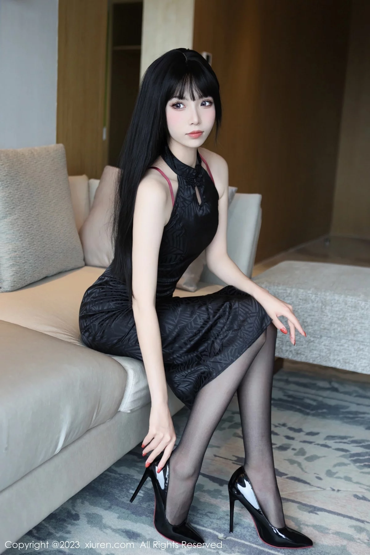 XiuRen第6666期_模特江七七脱深色旗袍露性感暗红蕾丝内衣配开档黑丝诱惑写真86P