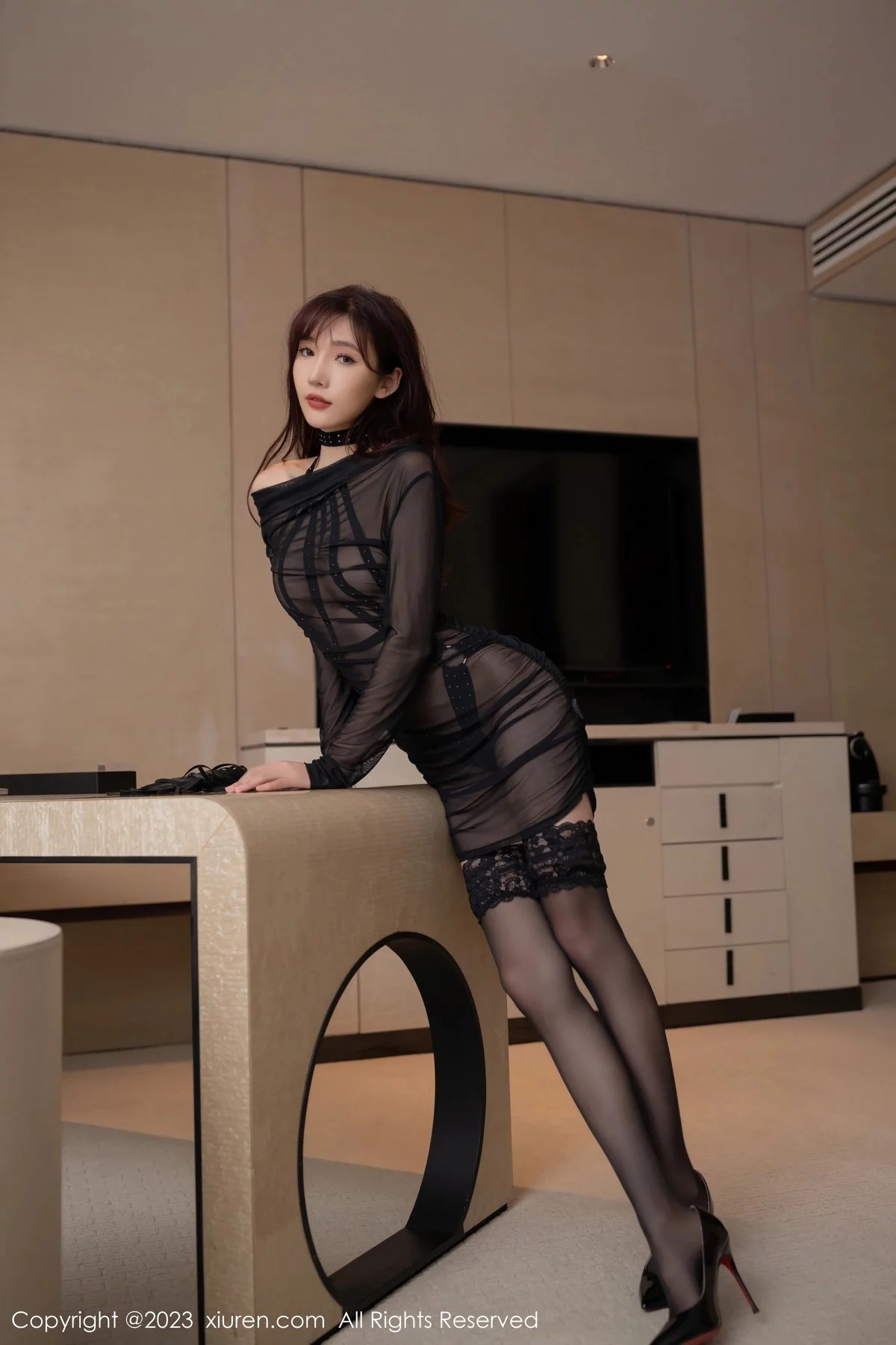 XiuRen第6674期_模特陆萱萱性感黑色轻透连衣服饰配黑丝袜秀曼妙身姿诱惑写真81P