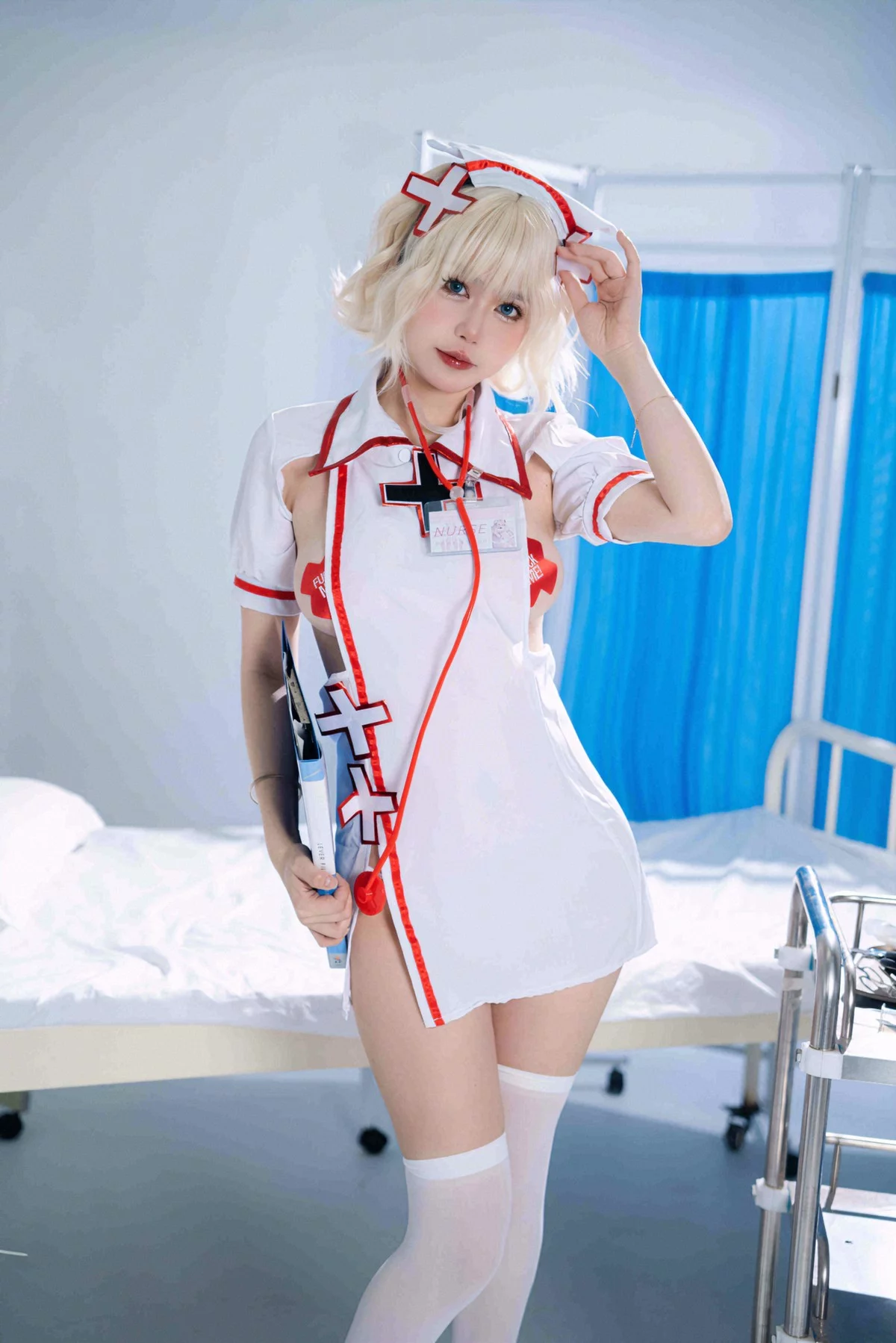 动漫博主Tina很妖孽呀白色护士妹妹主题性感情趣护士装露豪乳胶带遮点诱惑写真41P