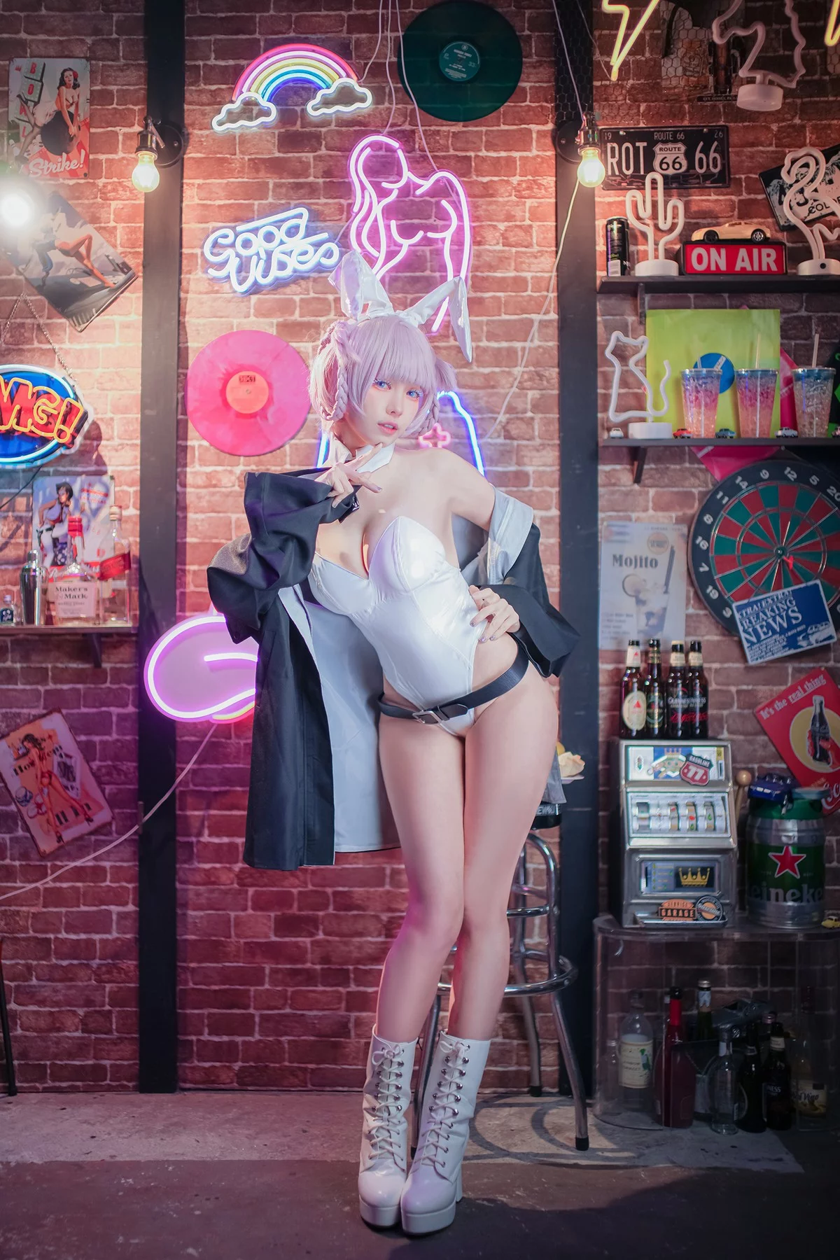 Coser妹子Ely_eee-Nazuna主题性感皮质内衣+白色高叉连体衣惹火诱惑写真40P