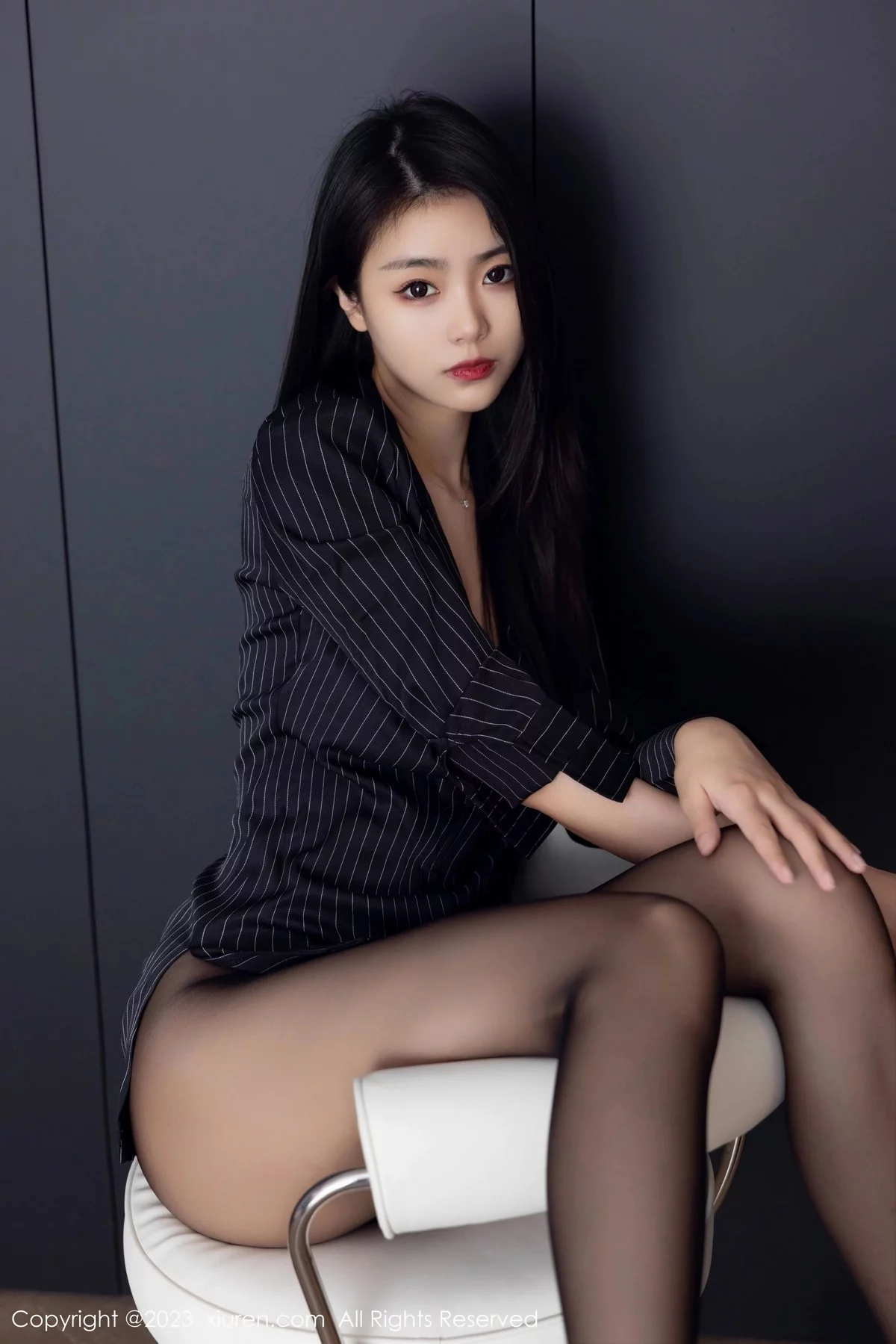 XiuRen第6677期_模特可乐Vicky性感黑色条纹上衣配超薄黑丝秀修长美腿迷人写真77P