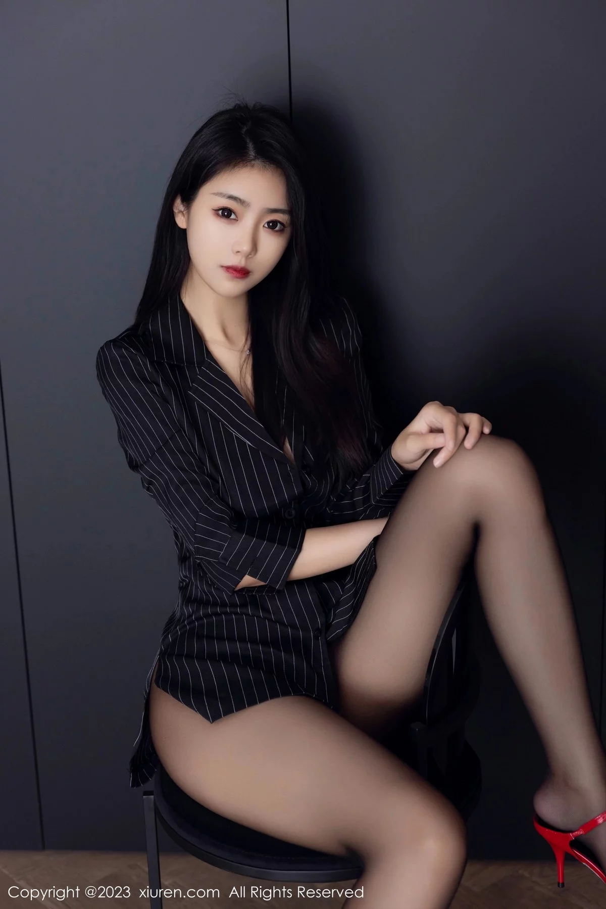 XiuRen第6677期_模特可乐Vicky性感黑色条纹上衣配超薄黑丝秀修长美腿迷人写真77P