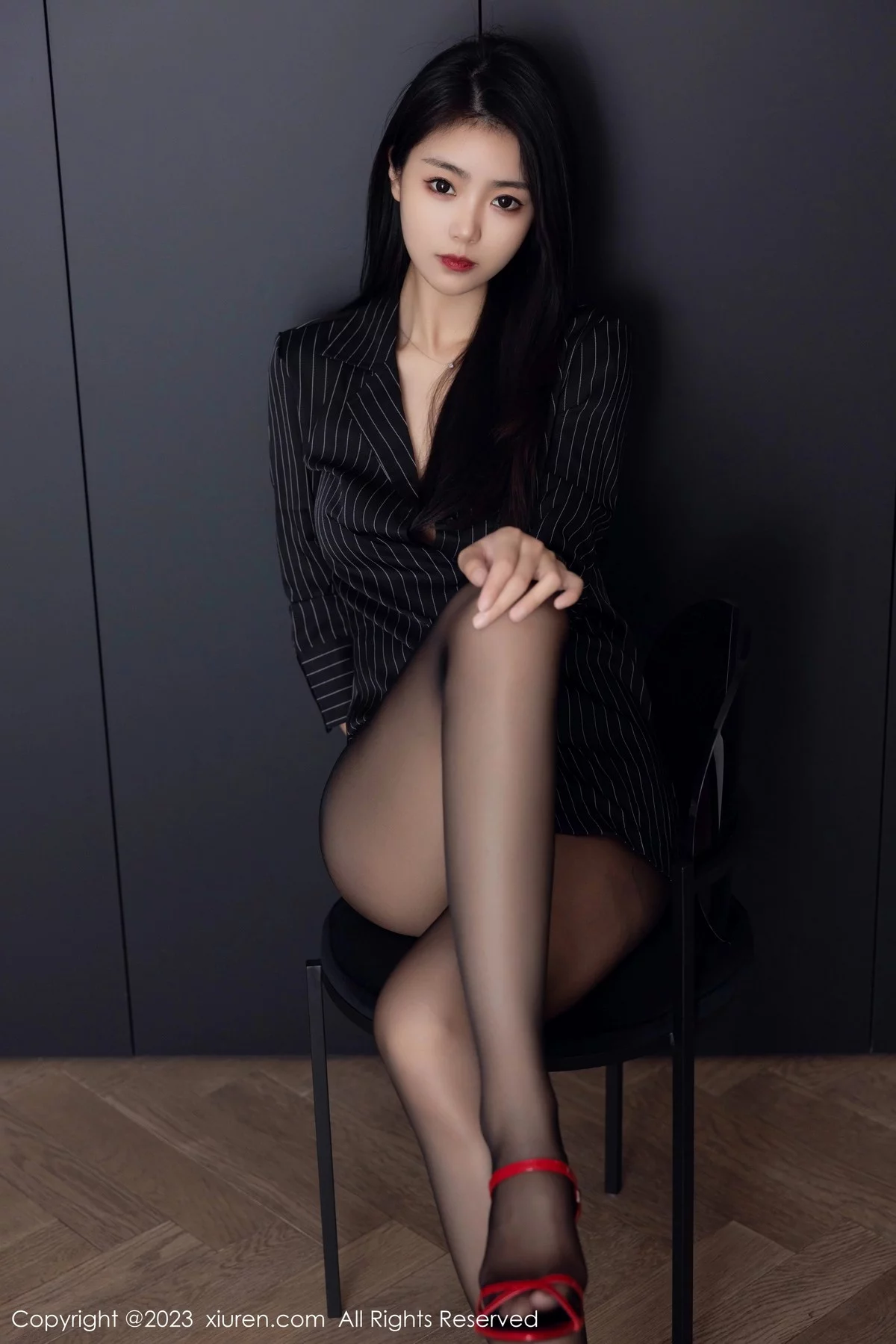 XiuRen第6677期_模特可乐Vicky性感黑色条纹上衣配超薄黑丝秀修长美腿迷人写真77P