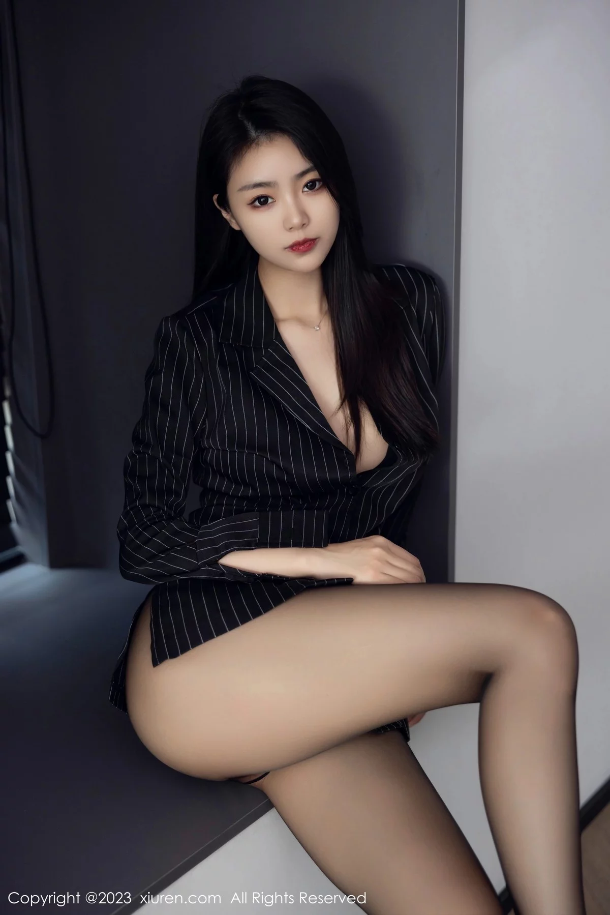 XiuRen第6677期_模特可乐Vicky性感黑色条纹上衣配超薄黑丝秀修长美腿迷人写真77P