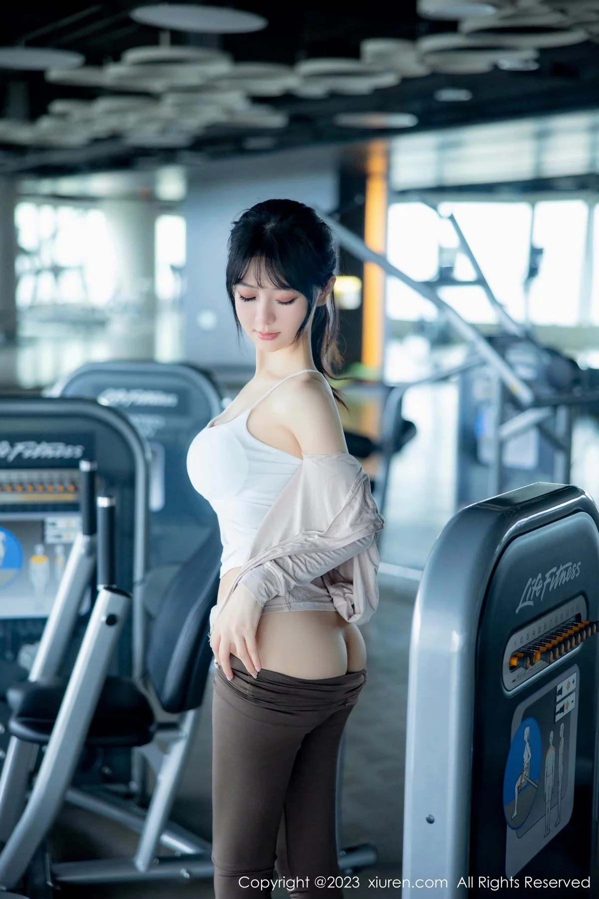 XiuRen第6683期_模特幼幼健身房场景性感浅色运动服饰秀完美身材迷人诱惑写真99P
