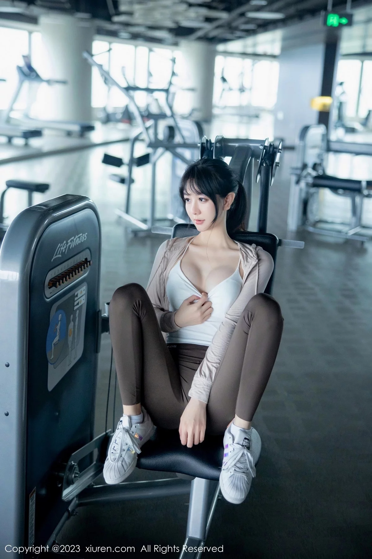 XiuRen第6683期_模特幼幼健身房场景性感浅色运动服饰秀完美身材迷人诱惑写真99P