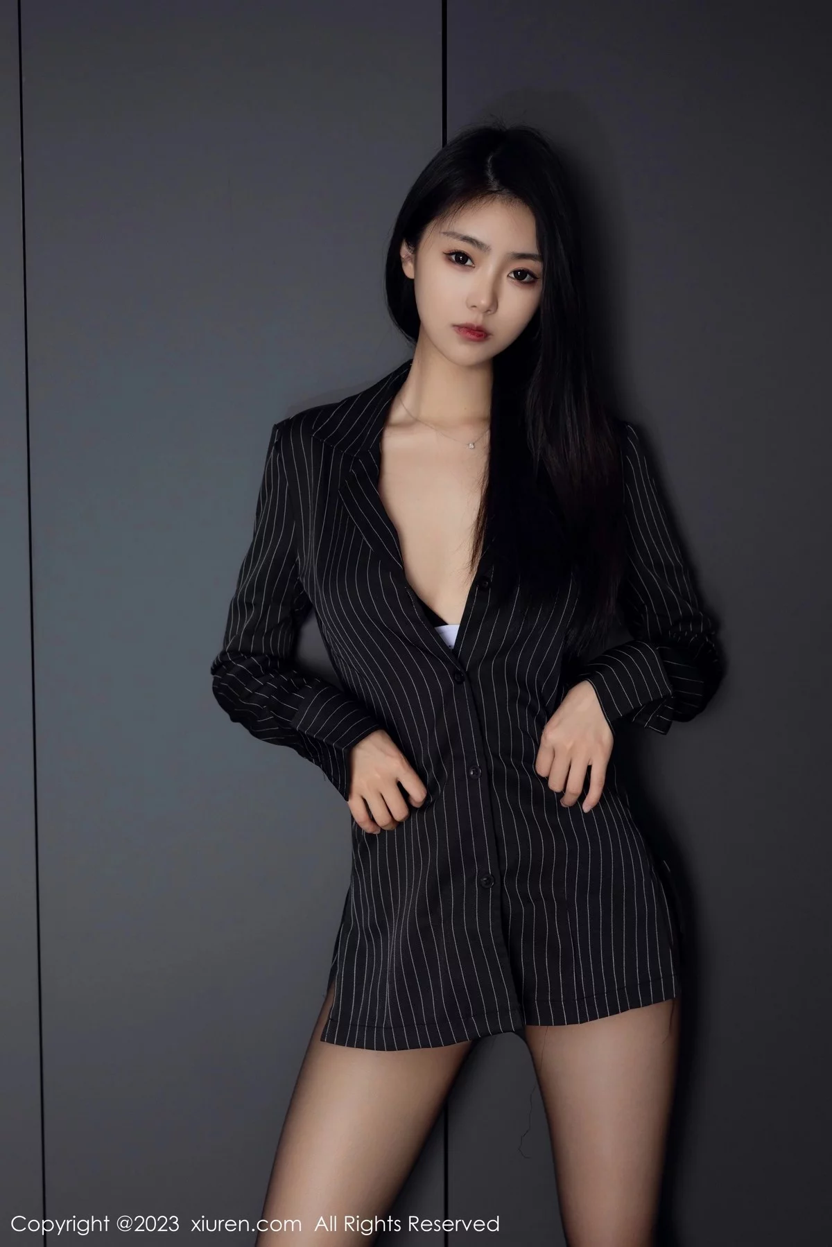 XiuRen第6677期_模特可乐Vicky性感黑色条纹上衣配超薄黑丝秀修长美腿迷人写真77P