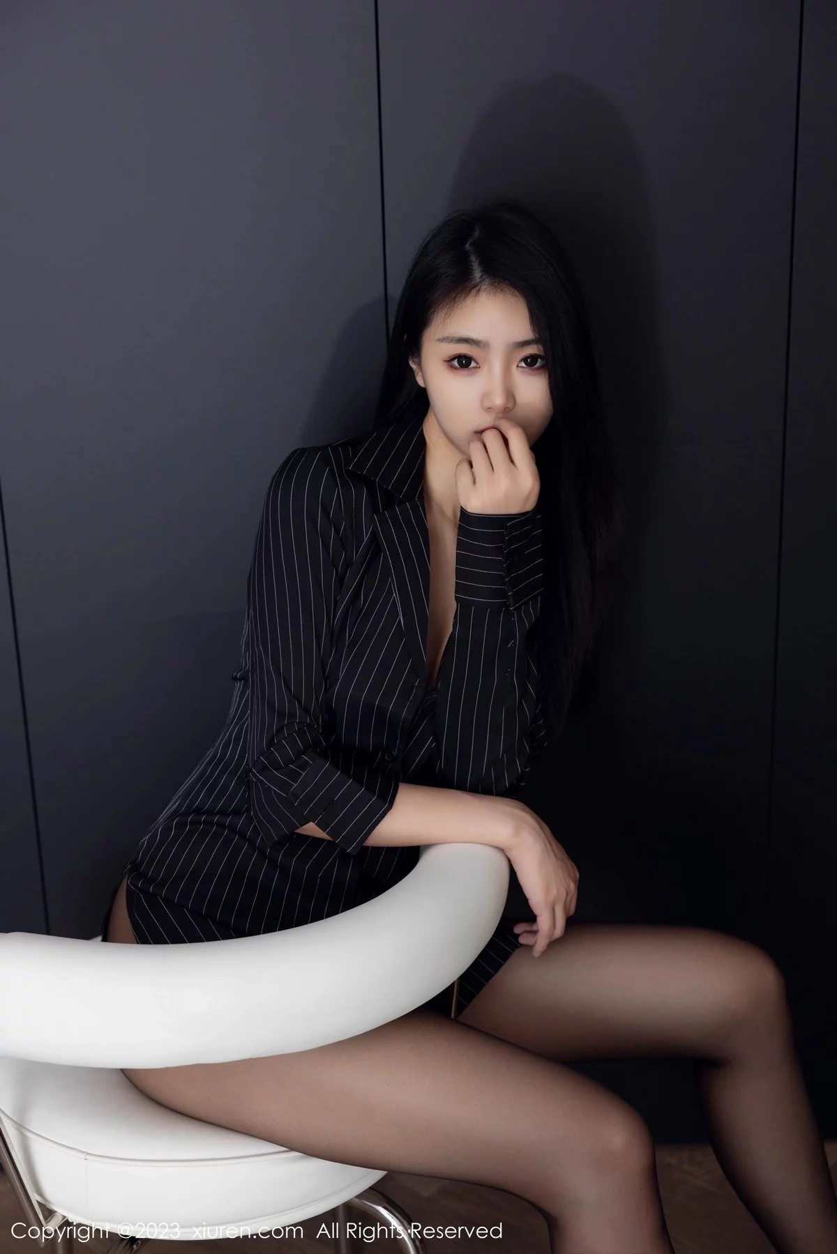 XiuRen第6677期_模特可乐Vicky性感黑色条纹上衣配超薄黑丝秀修长美腿迷人写真77P