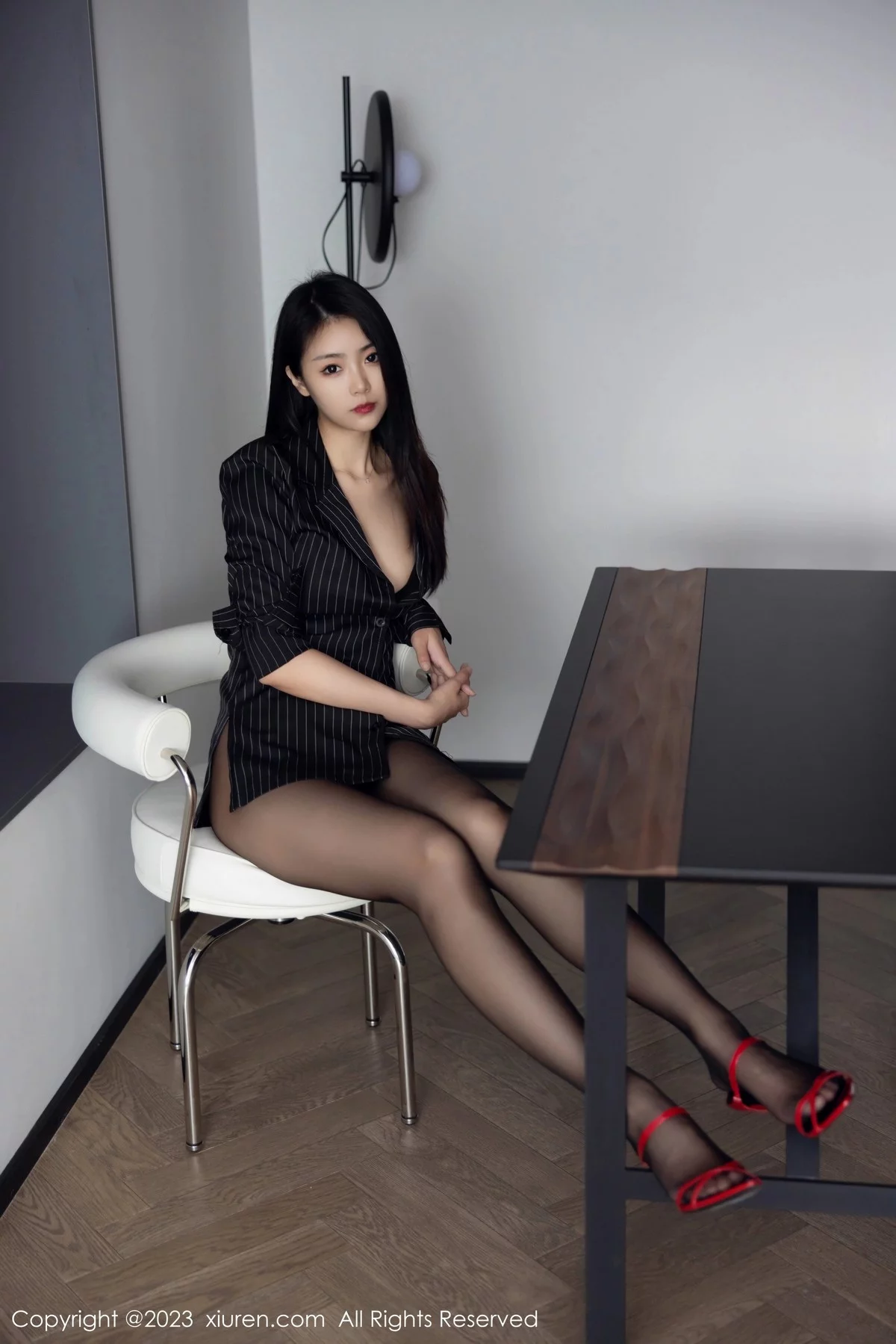 XiuRen第6677期_模特可乐Vicky性感黑色条纹上衣配超薄黑丝秀修长美腿迷人写真77P