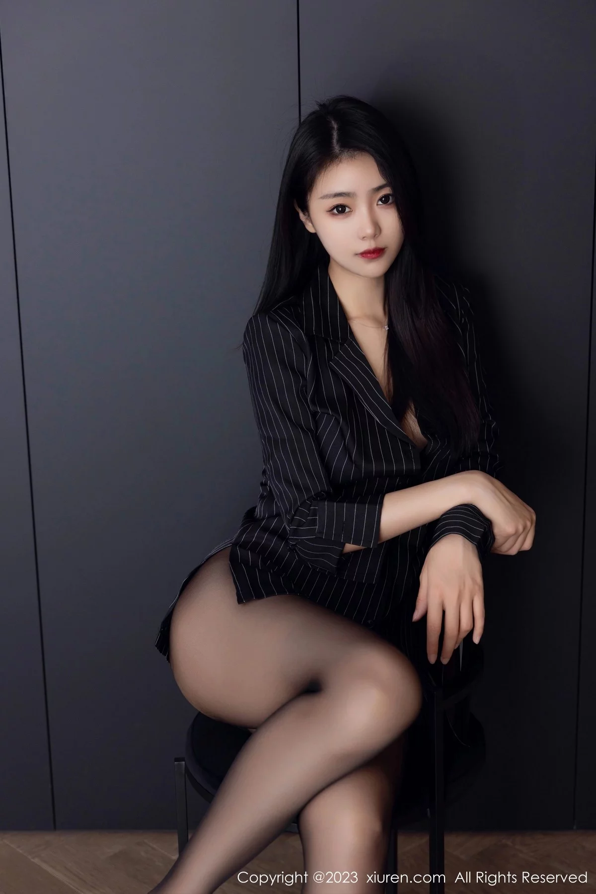 XiuRen第6677期_模特可乐Vicky性感黑色条纹上衣配超薄黑丝秀修长美腿迷人写真77P