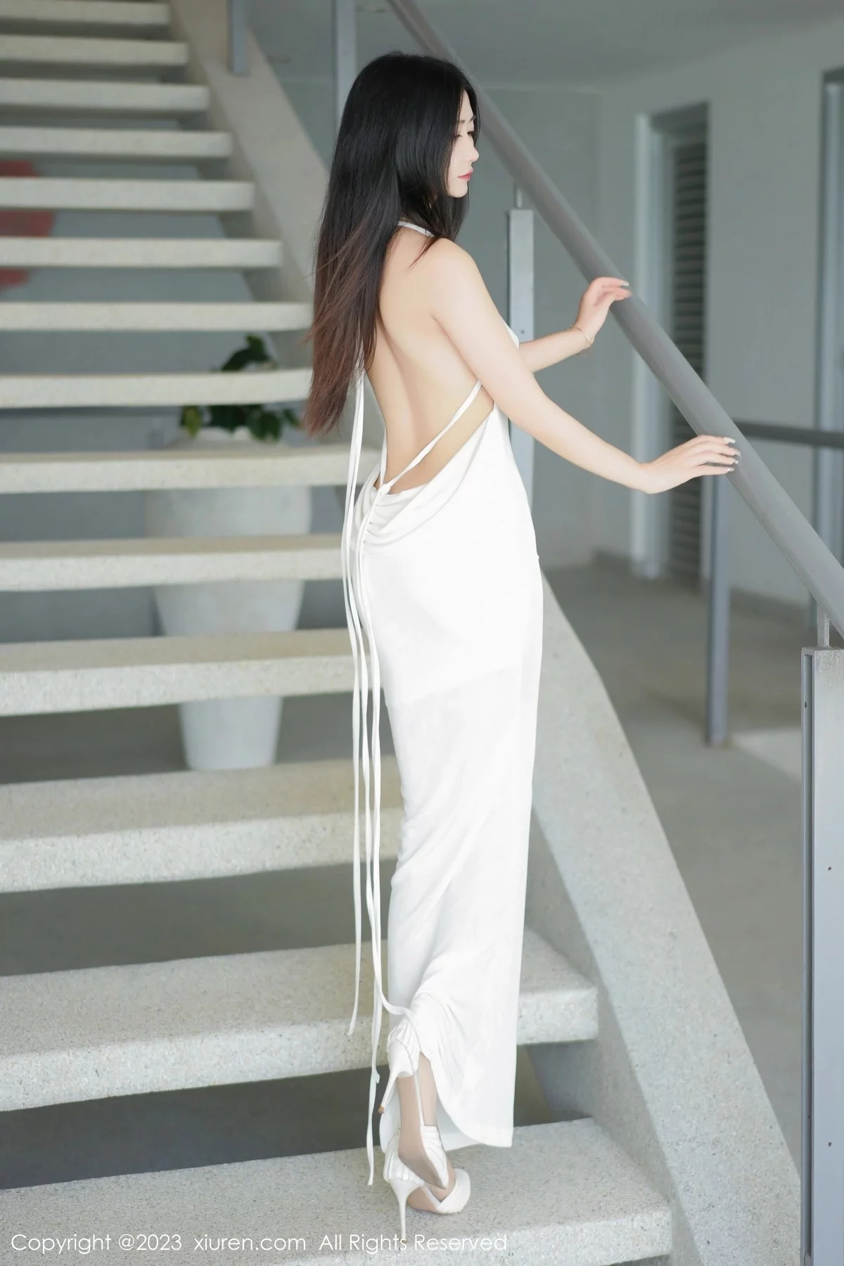 XiuRen第6678期_模特laura阿姣户外泳池大尺度露傲人豪乳血滴子遮点诱惑写真83P