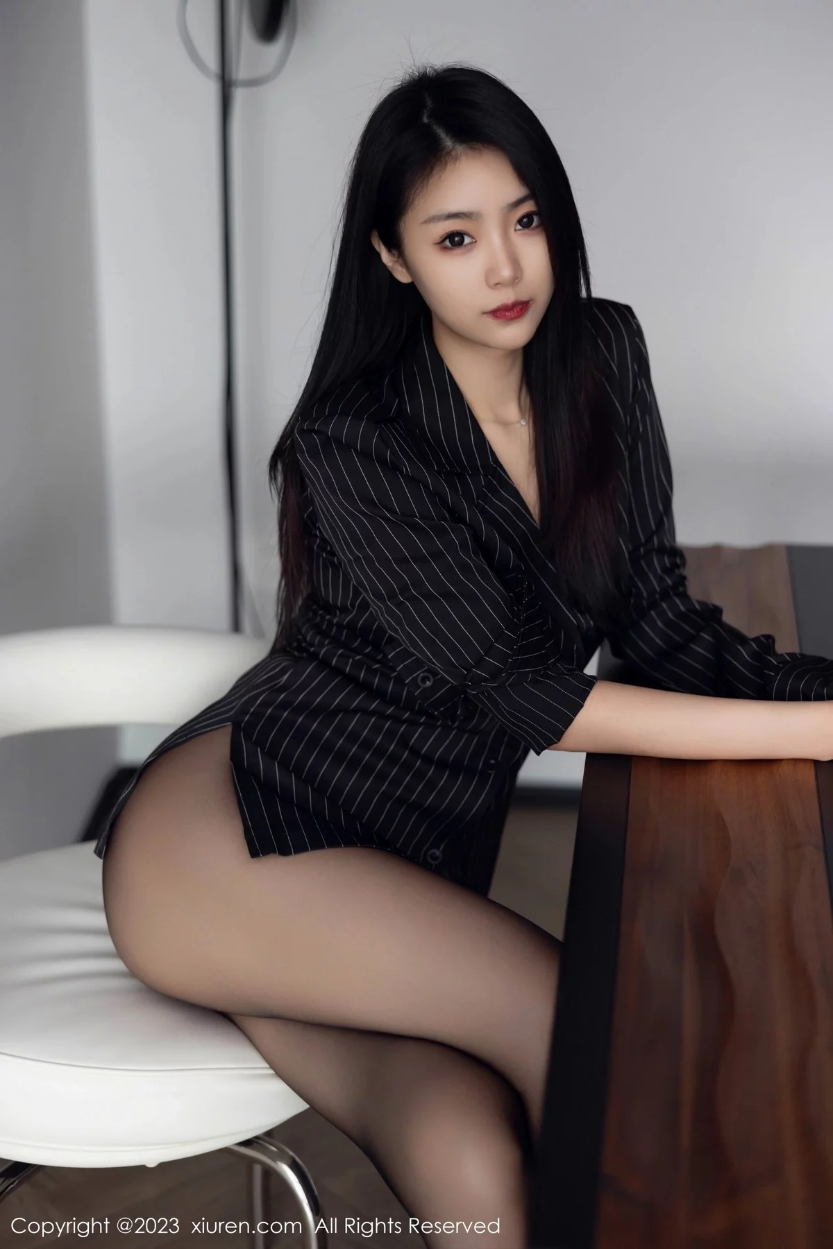 XiuRen第6677期_模特可乐Vicky性感黑色条纹上衣配超薄黑丝秀修长美腿迷人写真77P