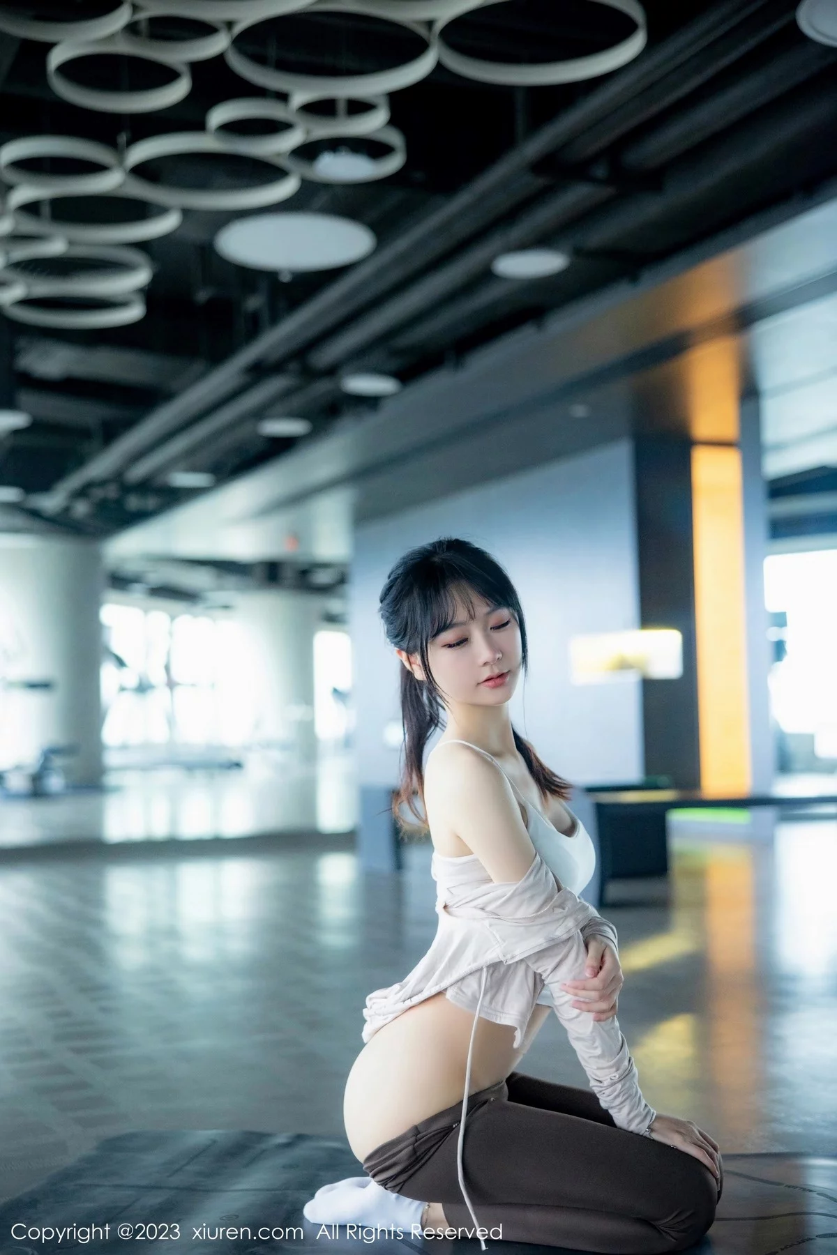 XiuRen第6683期_模特幼幼健身房场景性感浅色运动服饰秀完美身材迷人诱惑写真99P