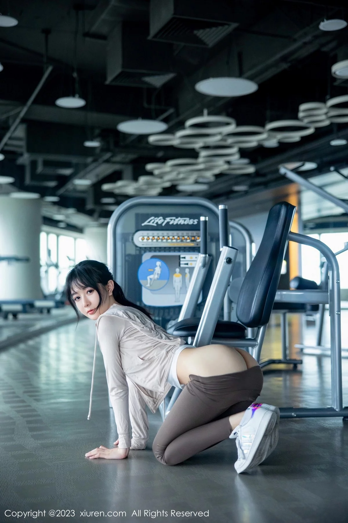 XiuRen第6683期_模特幼幼健身房场景性感浅色运动服饰秀完美身材迷人诱惑写真99P