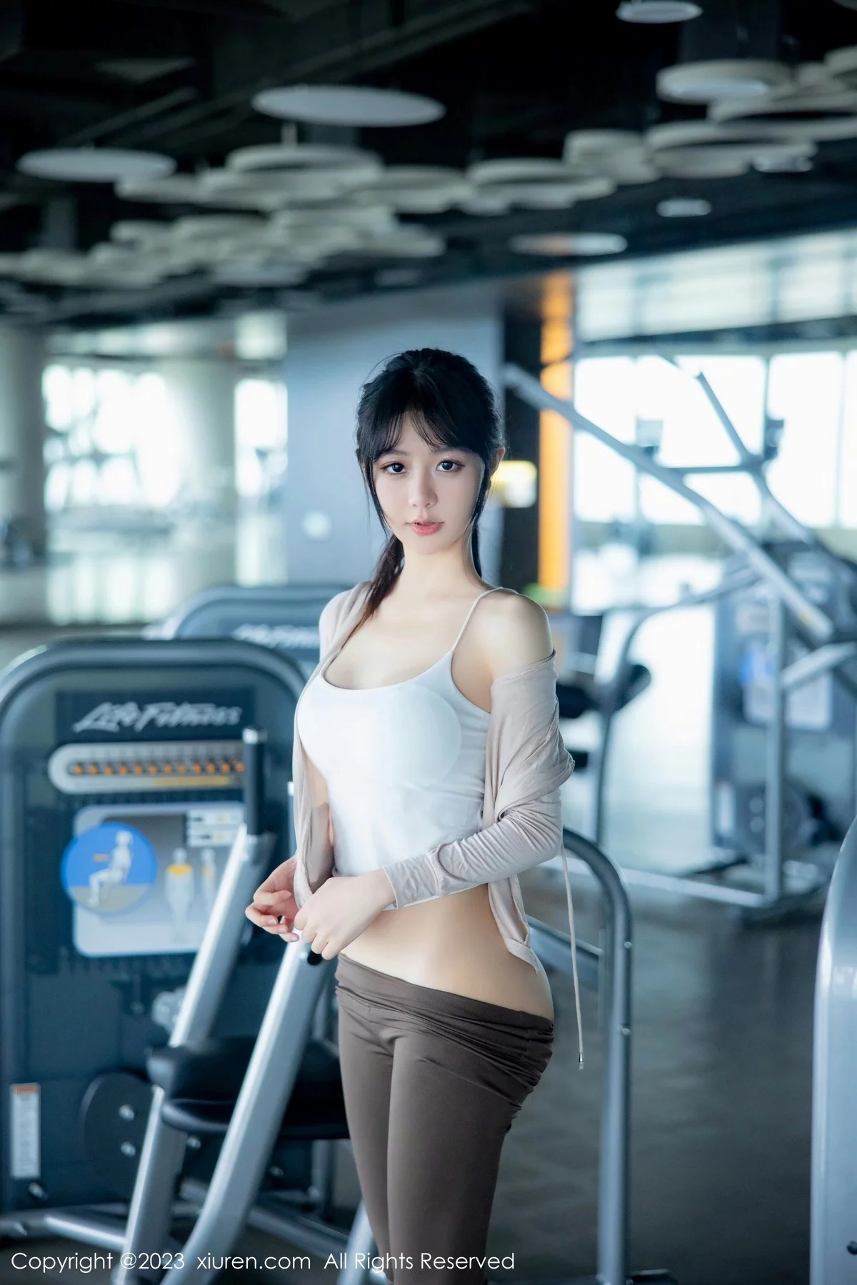 XiuRen第6683期_模特幼幼健身房场景性感浅色运动服饰秀完美身材迷人诱惑写真99P