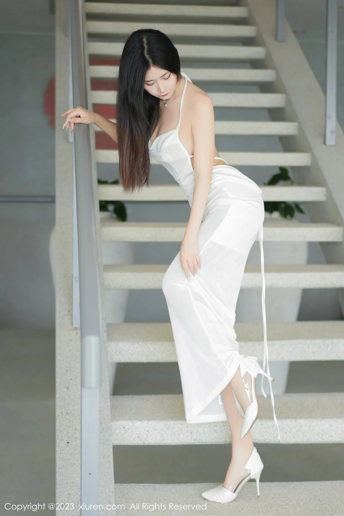 XiuRen第6678期_模特laura阿姣户外泳池大尺度露傲人豪乳血滴子遮点诱惑写真83P