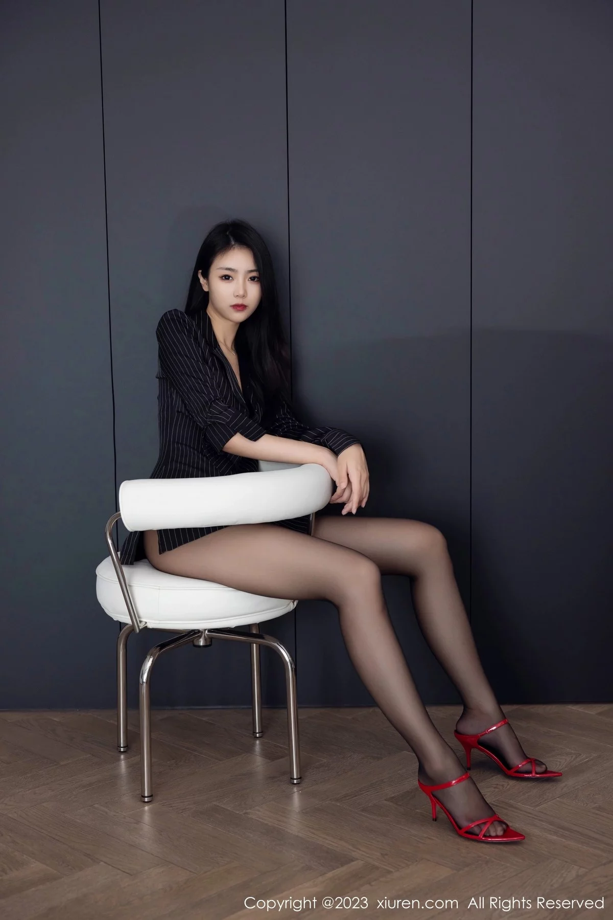 XiuRen第6677期_模特可乐Vicky性感黑色条纹上衣配超薄黑丝秀修长美腿迷人写真77P