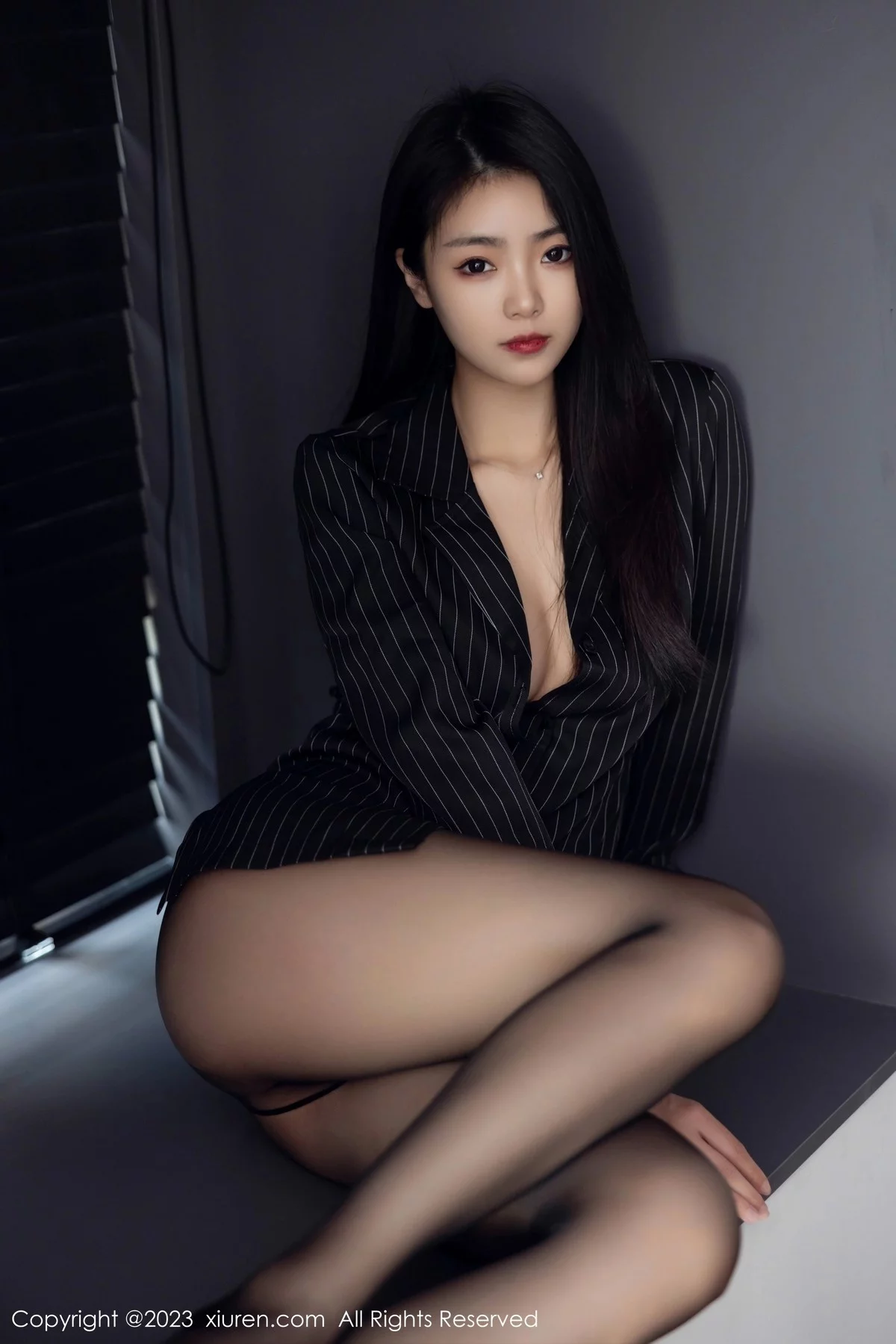 XiuRen第6677期_模特可乐Vicky性感黑色条纹上衣配超薄黑丝秀修长美腿迷人写真77P
