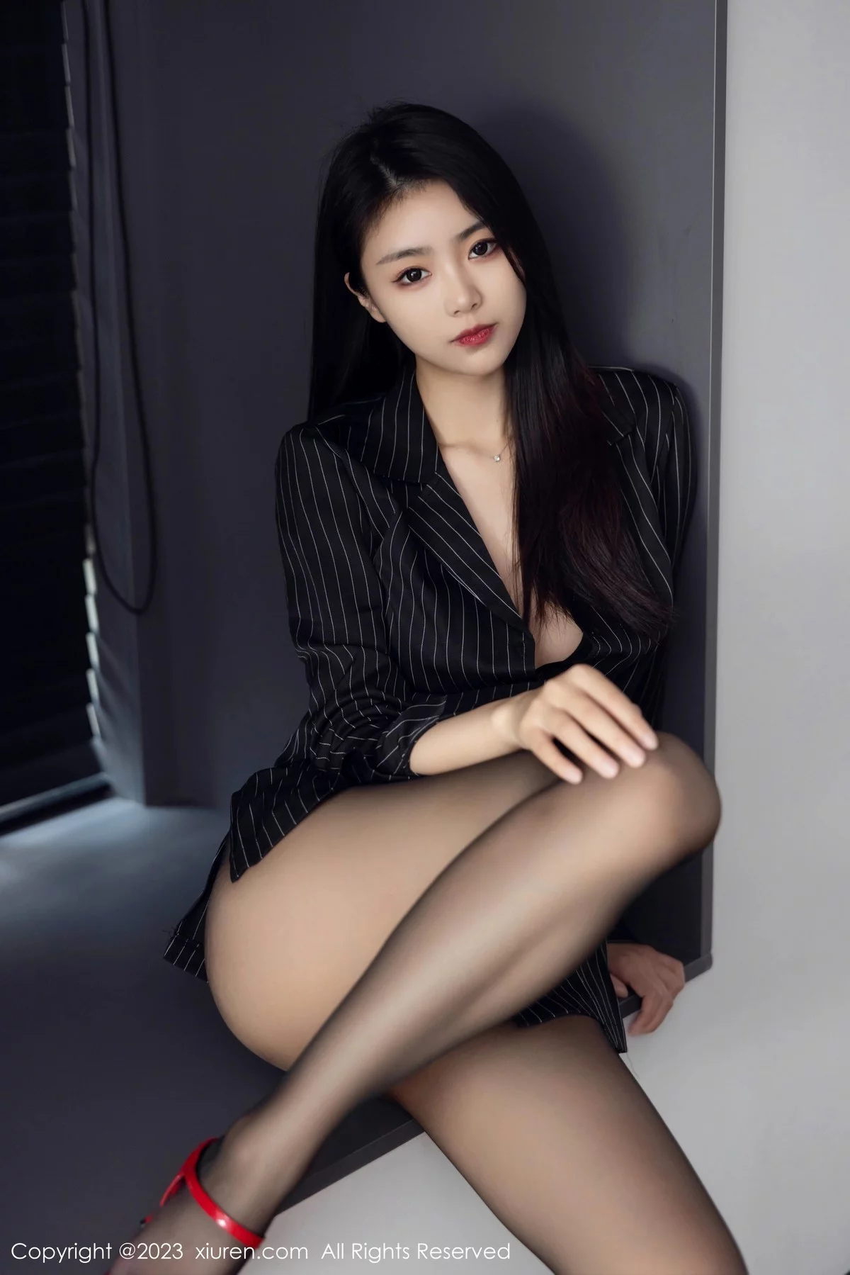 XiuRen第6677期_模特可乐Vicky性感黑色条纹上衣配超薄黑丝秀修长美腿迷人写真77P