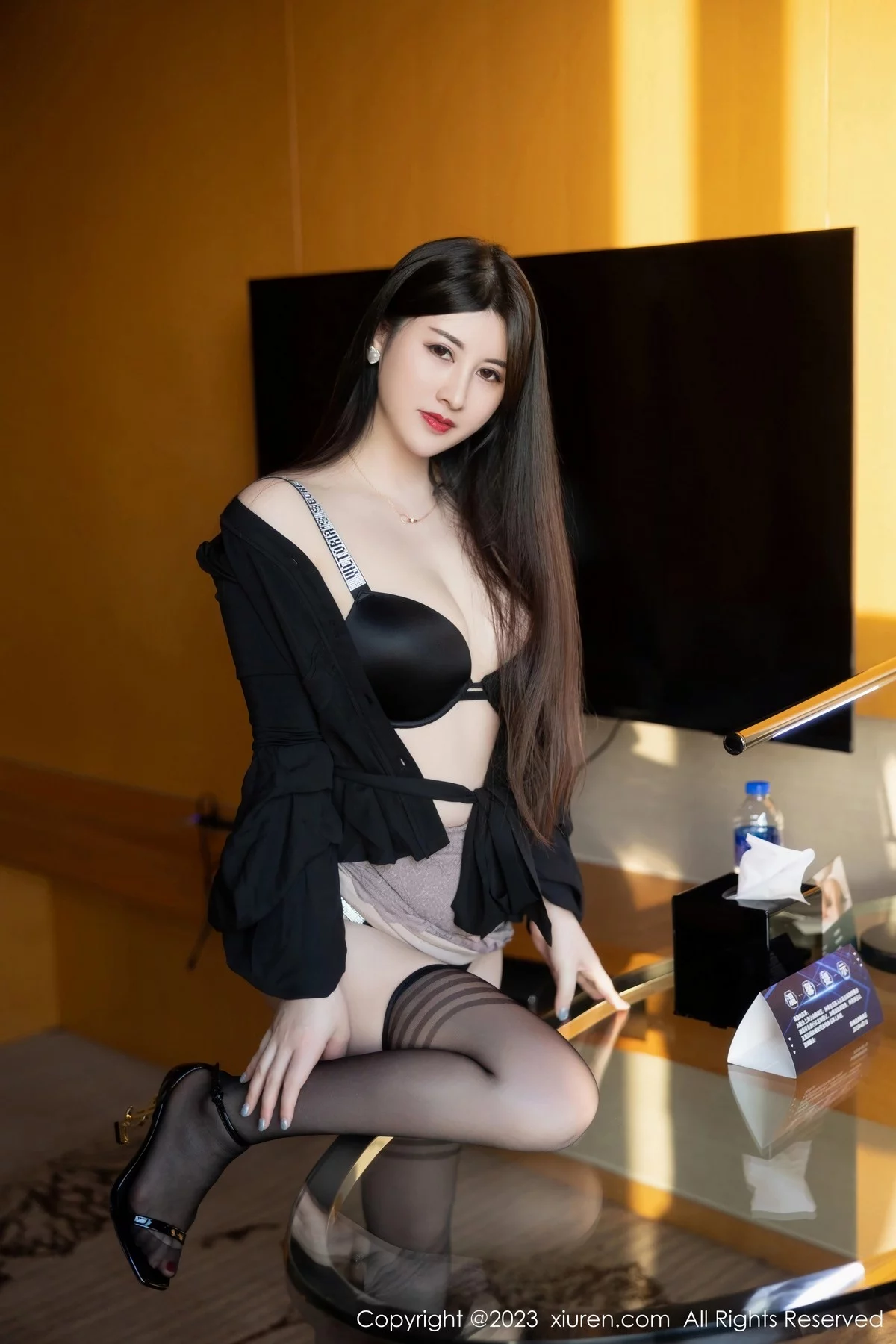 XiuRen第6676期_模特诗诗kiki半脱露性感黑色内衣配黑丝袜秀丰腴有致身材诱惑写真82P