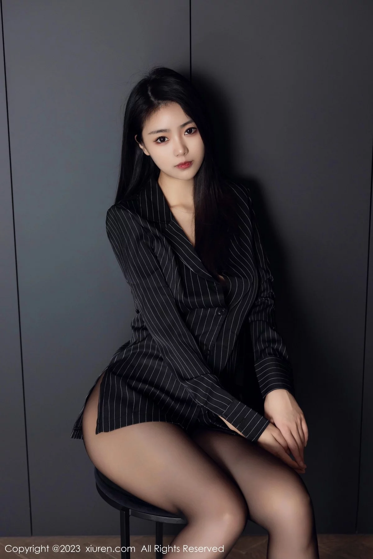XiuRen第6677期_模特可乐Vicky性感黑色条纹上衣配超薄黑丝秀修长美腿迷人写真77P