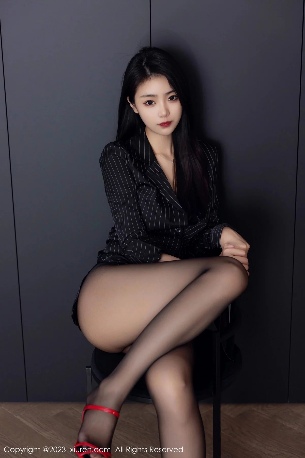 XiuRen第6677期_模特可乐Vicky性感黑色条纹上衣配超薄黑丝秀修长美腿迷人写真77P