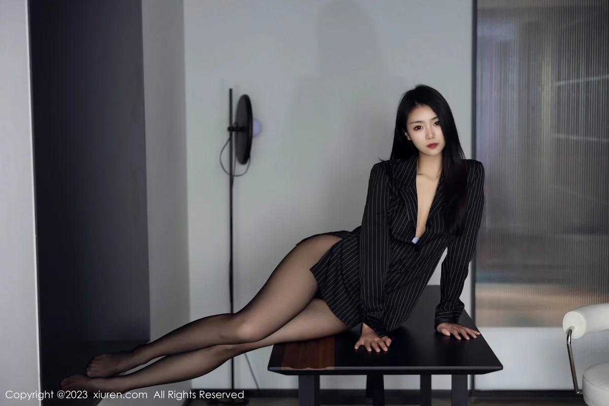 XiuRen第6677期_模特可乐Vicky性感黑色条纹上衣配超薄黑丝秀修长美腿迷人写真77P