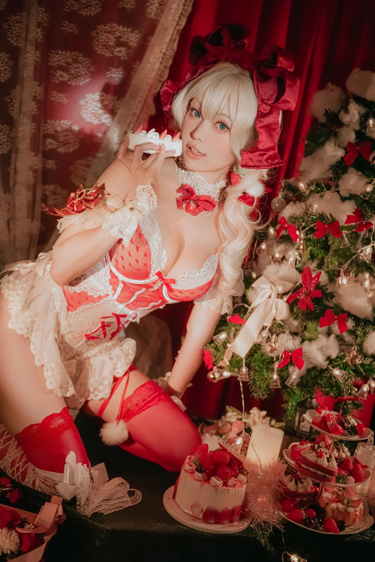 Coser妹子Ely_eee草莓蛋糕少女主题性感圣诞女郎服饰红色连体内衣完美诱惑写真33P