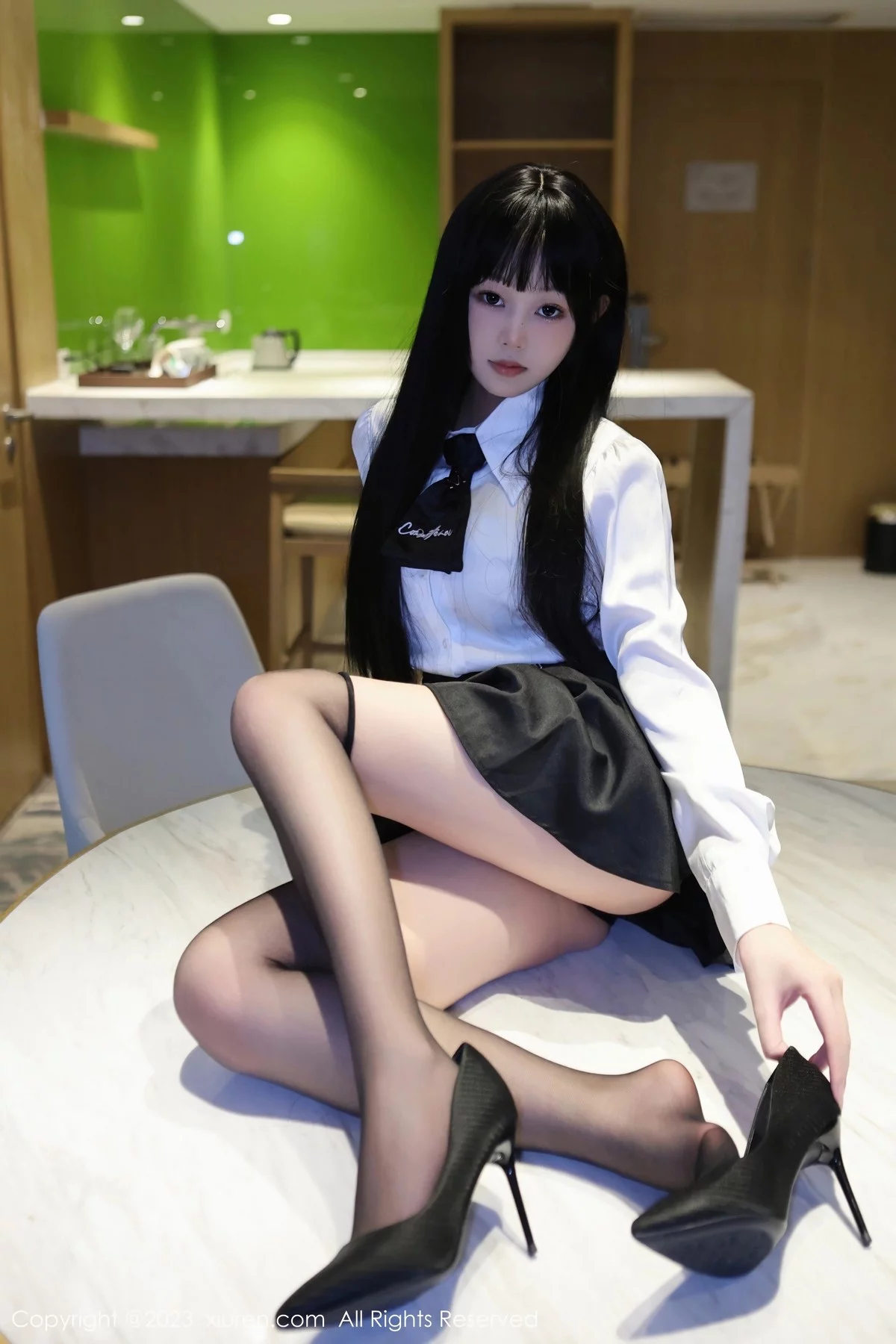 XiuRen第6685期_模特早川京子私房床上情趣捆绑半脱露黑色情趣内衣惹火诱惑写真83P