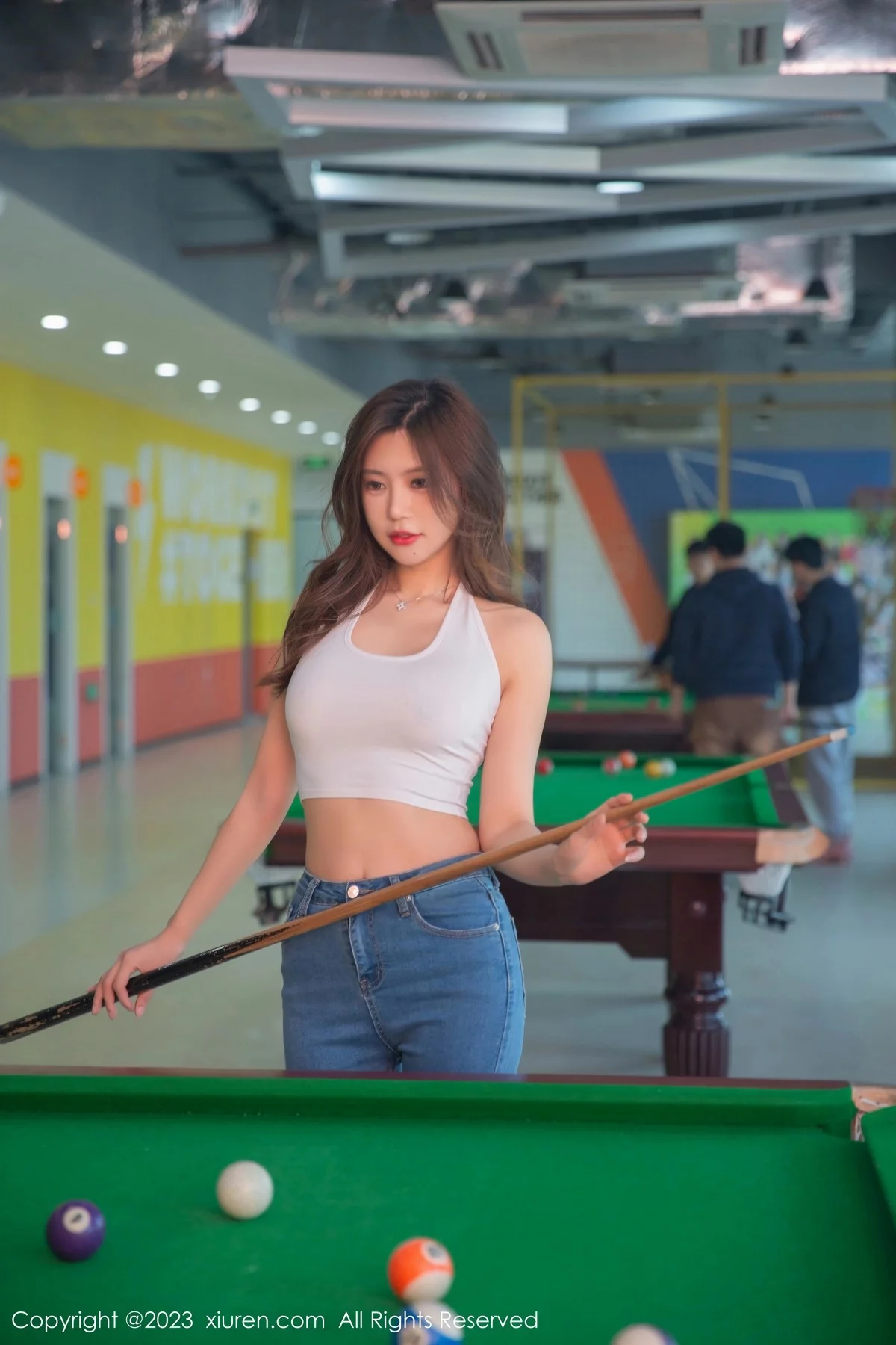 XiuRen第6690期_女神绮里嘉ula白色短款衣配紧身牛仔裤秀曼妙身姿完美诱惑写真81P