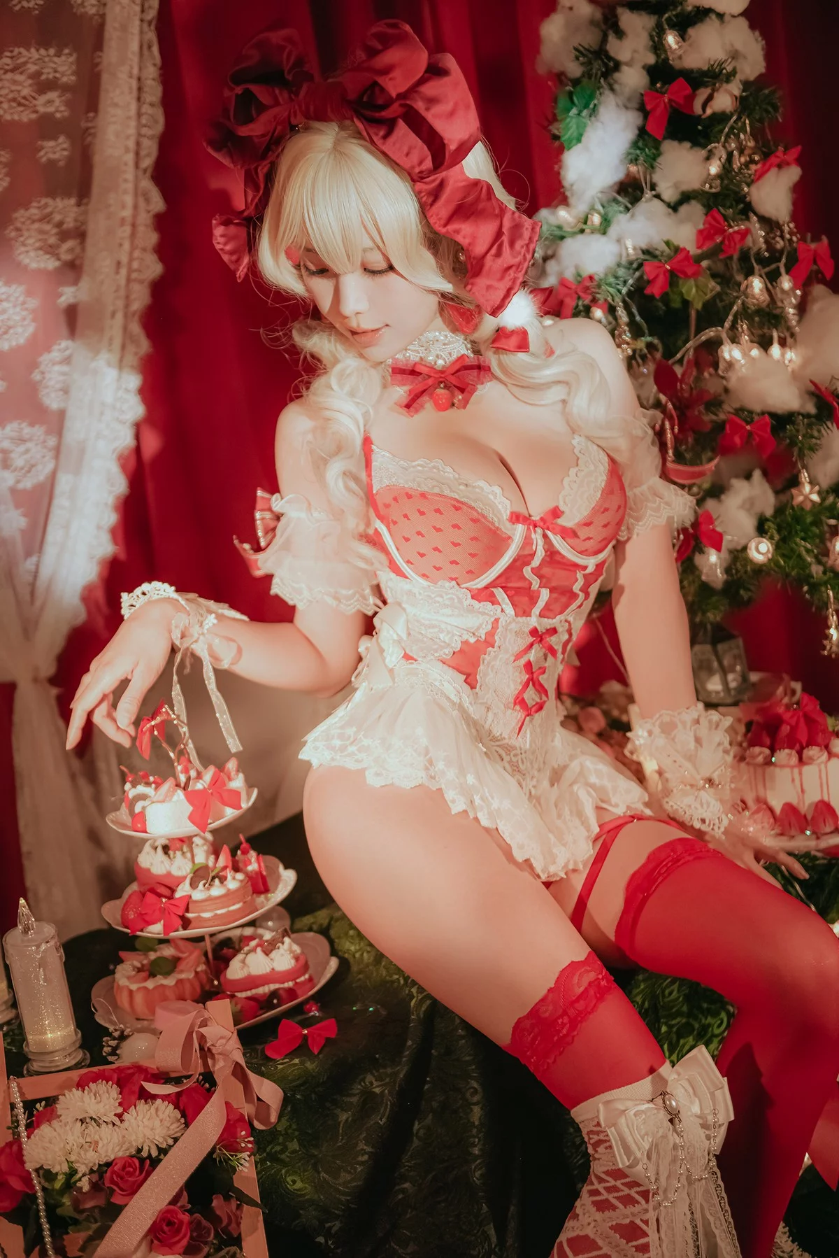 Coser妹子Ely_eee草莓蛋糕少女主题性感圣诞女郎服饰红色连体内衣完美诱惑写真33P