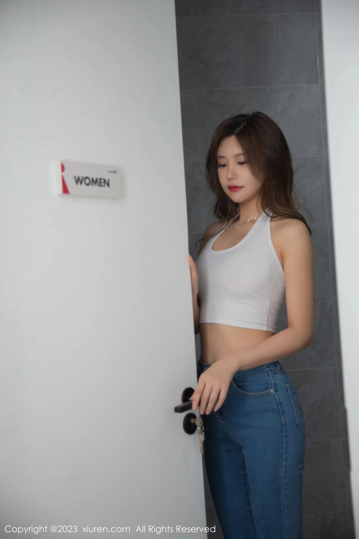 XiuRen第6690期_女神绮里嘉ula白色短款衣配紧身牛仔裤秀曼妙身姿完美诱惑写真81P