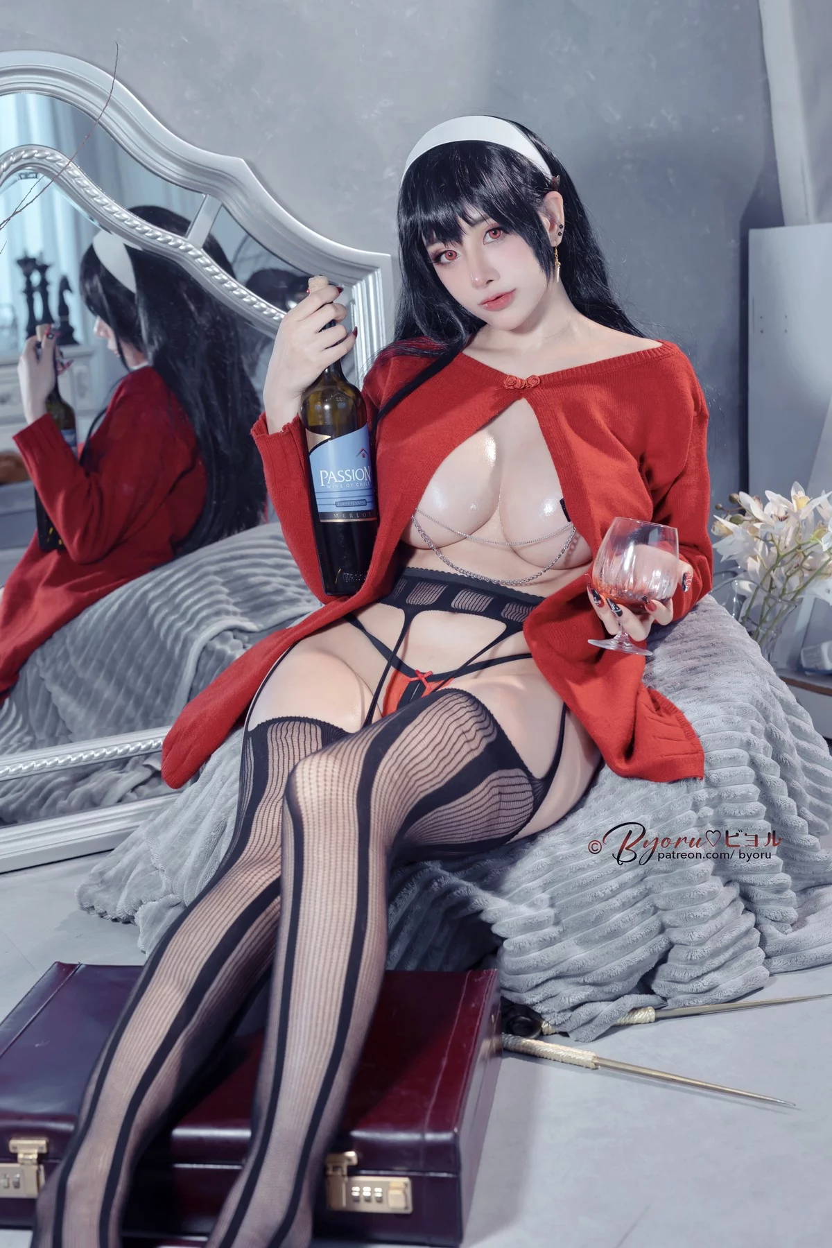 日本性感萝莉Byoru-Yor Forger主题红色针织上衣配黑丝吊袜露豪乳遮点诱惑写真49P