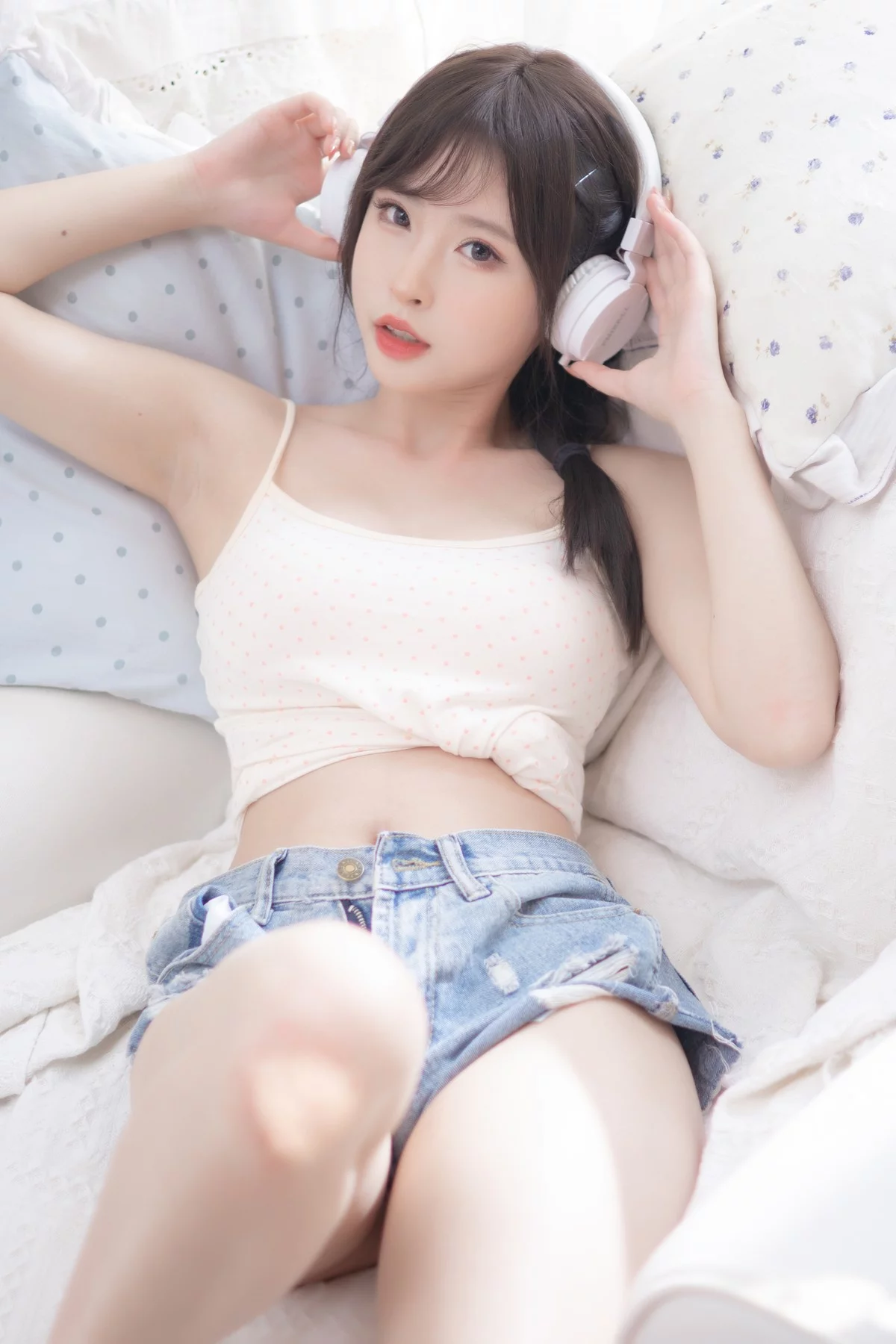 性感尤物清水由乃麻花少女主题性感吊带上衣配牛仔短裤半脱秀完美身材诱惑写真70P