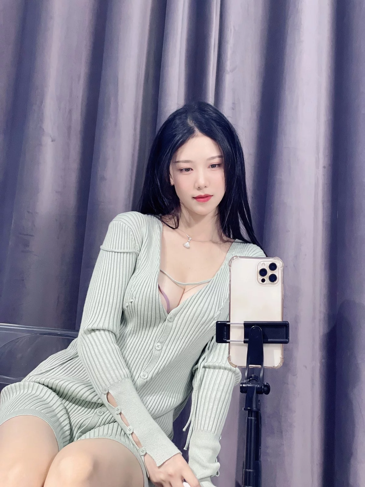 微博人气Coser利世绿茶主题性感绿色针织上衣半脱露紫色蕾丝内衣迷人诱惑写真37P