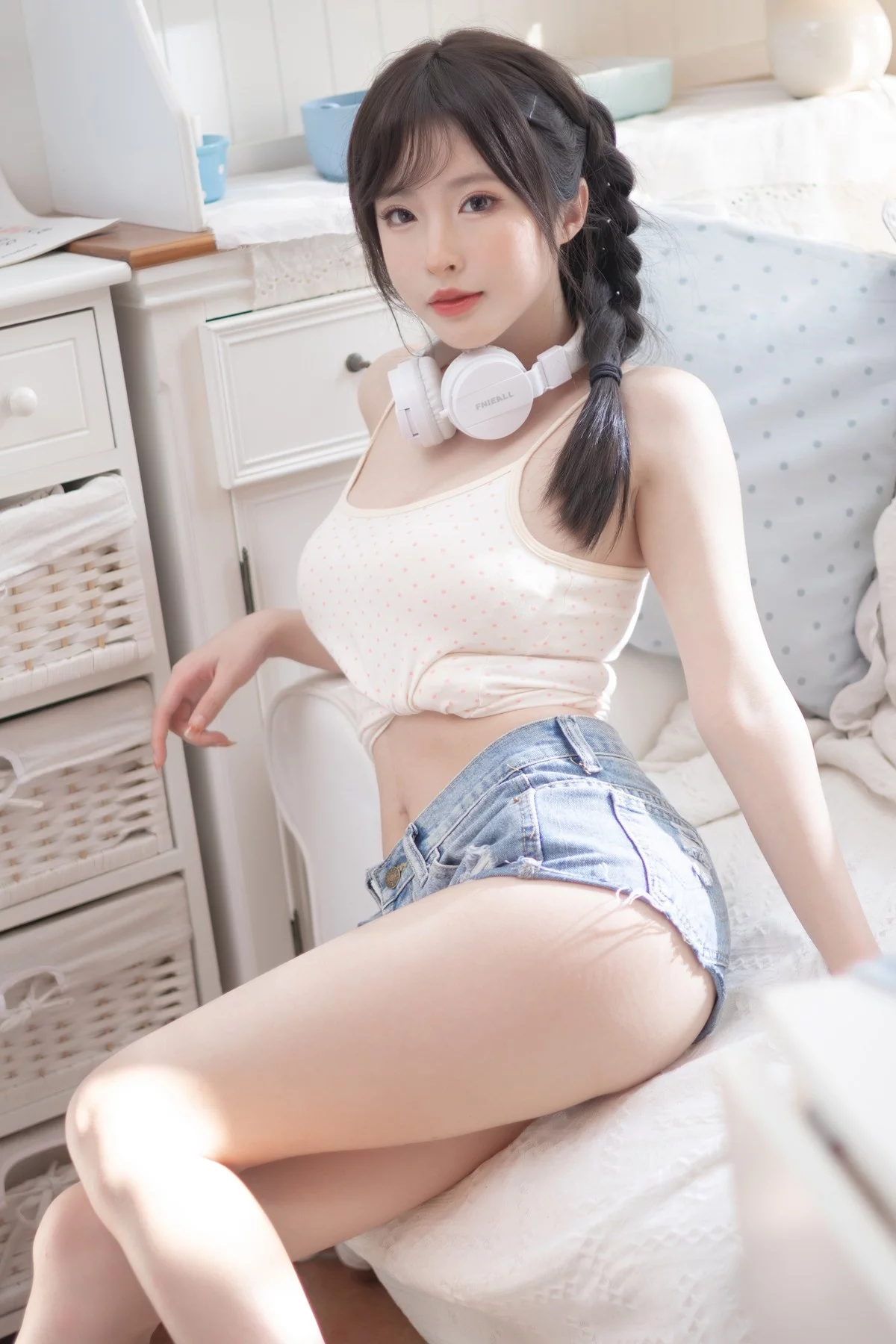 性感尤物清水由乃麻花少女主题性感吊带上衣配牛仔短裤半脱秀完美身材诱惑写真70P
