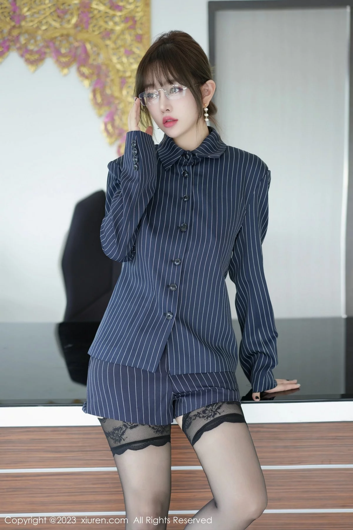 XiuRen第6689期_女神王雨纯脱制服套装露性感黑色情趣内衣秀豪乳遮点诱惑写真96P
