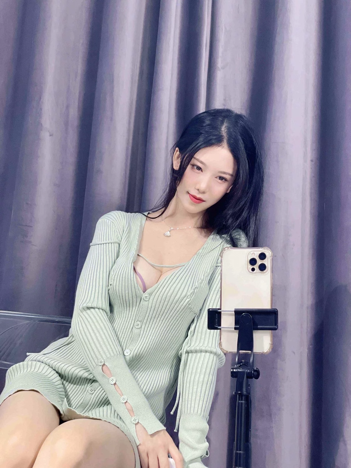 微博人气Coser利世绿茶主题性感绿色针织上衣半脱露紫色蕾丝内衣迷人诱惑写真37P