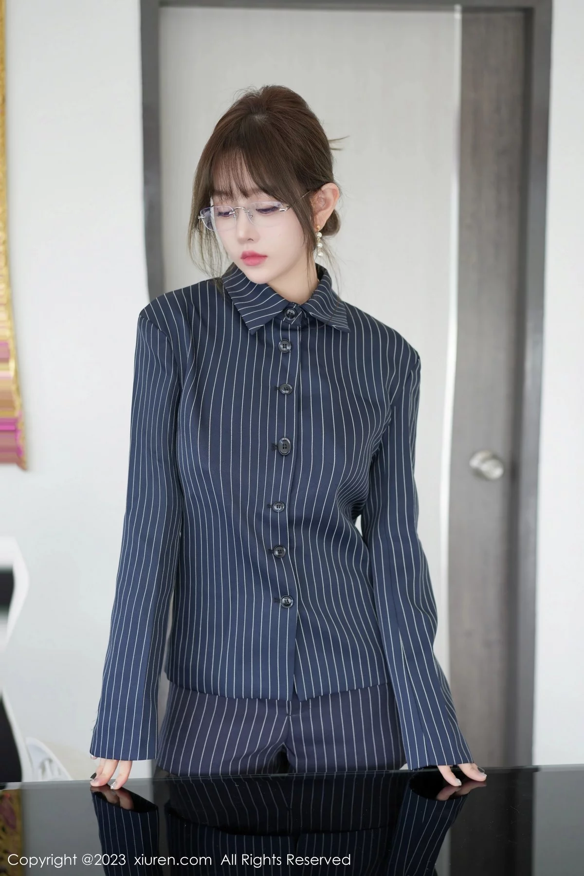 XiuRen第6689期_女神王雨纯脱制服套装露性感黑色情趣内衣秀豪乳遮点诱惑写真96P