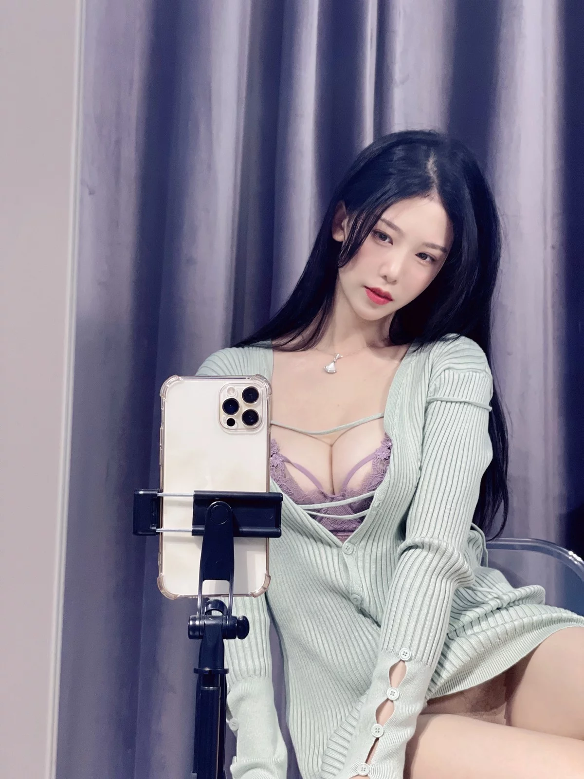 微博人气Coser利世绿茶主题性感绿色针织上衣半脱露紫色蕾丝内衣迷人诱惑写真37P